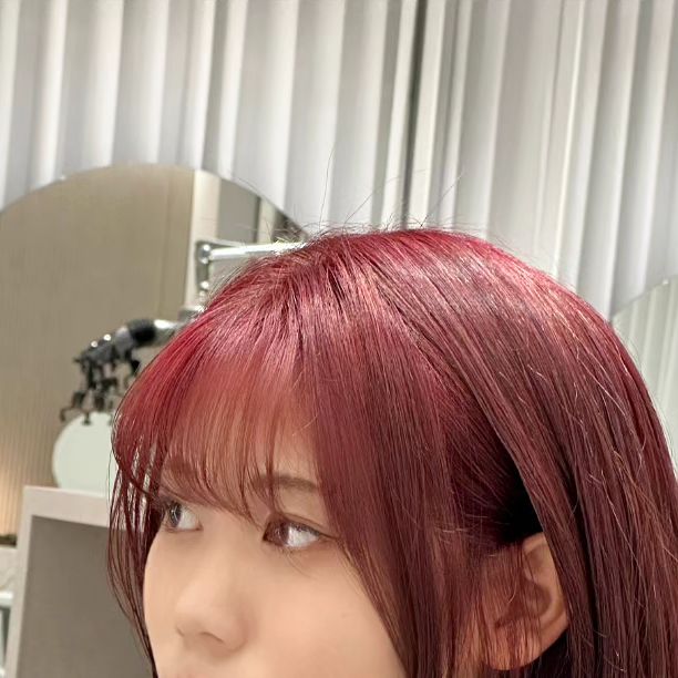 다빈 on Instagram: "셀프 탈색으로 죽어가던 머리카락 살려주신 혜리 쌤... 🫶🏻 무슨 색으로 할지 못 정하고 있었는데 핑크레드 염색 추천해주신 덕분에 완저니 마음에 드는 겨울 헤어 찾아