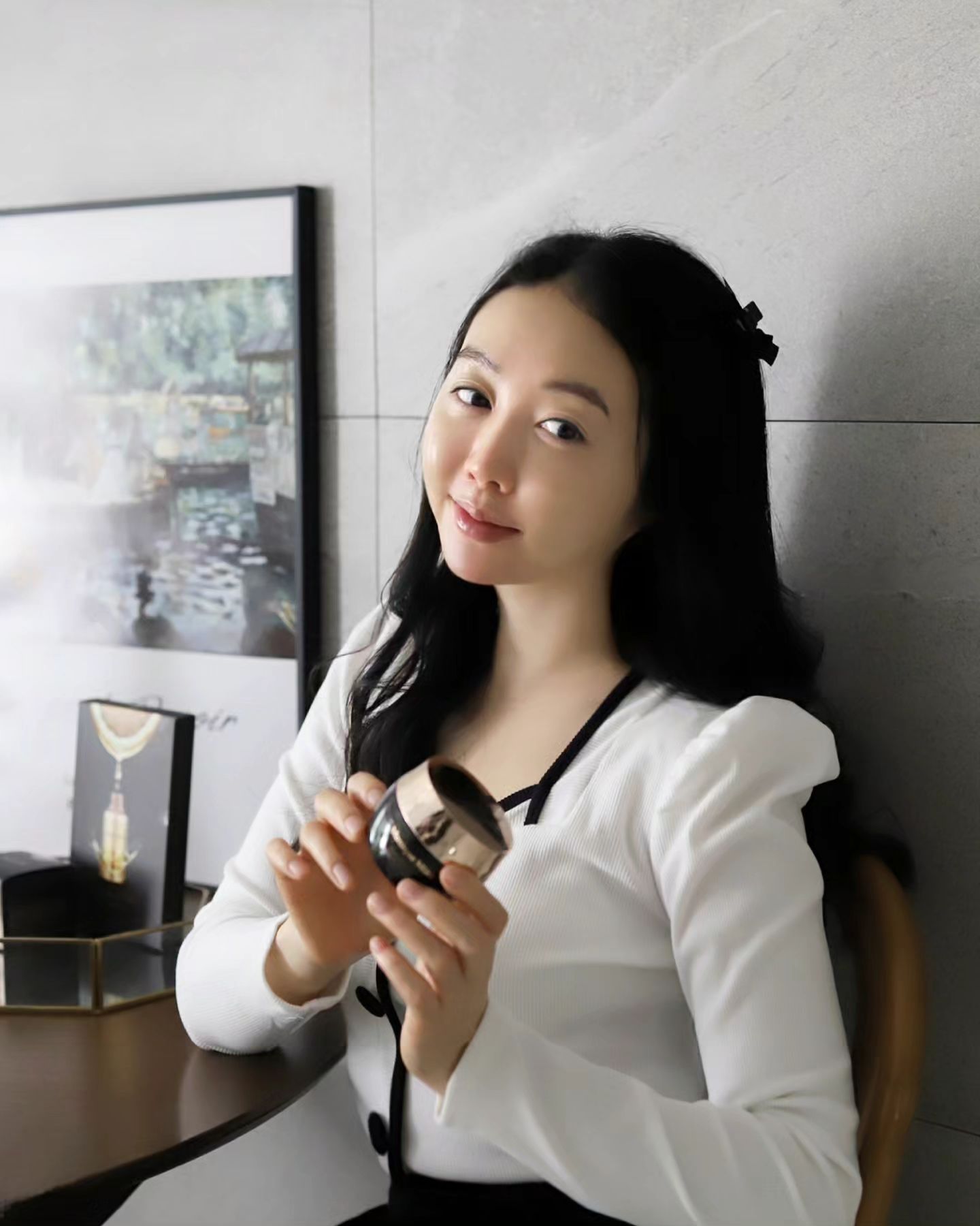 #광고 moniquemian_kr
겨울이 깊어지면서 피부가 건조하고
탄력도 떨어지면서 칙칙해지는 느낌이라
모니끄미앙 딥리페어 엑티베이팅 뉴트리션 크림과
하이퍼퓨어 비타민씨 마스크 세트로 관리 중이에요~
딥 리페어 엑티베이팅 뉴트리션 크림은
다중유화기술로 발림성과 흡수력이 우수하고
세라마이드 성분이 피부 장벽과 피부 보습력을 강화하는
탄력, 보습, 미백, 주름 개선 특화 제품으로
자기 전에 2~3번 레이어링해서 발라주니까
더욱 깊은 영양이 공급되는 느낌이에요
순수 비타민C가 2% 함유된
하이퍼퓨어 비타민씨 마스크는
피부미백, 기미완화, 항산화, 보습, 광채 효과가 있어서
사용 후 즉시 피부 광택과 미백 효과가 느껴지면서
7일안에 피부의 탄력과 부드러움이 증가하고
1개월 정도 꾸준히 사용하면 주름 개선 효과도 기대할 수 있어요
프리미엄 시트의 마스크팩과
고농축 탄력 크림 함께 사용하니
시너지 효과도 있고 올 겨울 피부 걱정은 안녕할래요~
#모니끄미앙 #moniquemian #비타민화장품 #탄력크림 #딥리페어크림 #피부탄력 #주름개선 #기미개선 #리프팅 #광채효과 #미백크림 #광채크림 #고농축영양크림 #미백마스크팩 #광채마스크팩 #비타민마스크팩 #리프팅크림