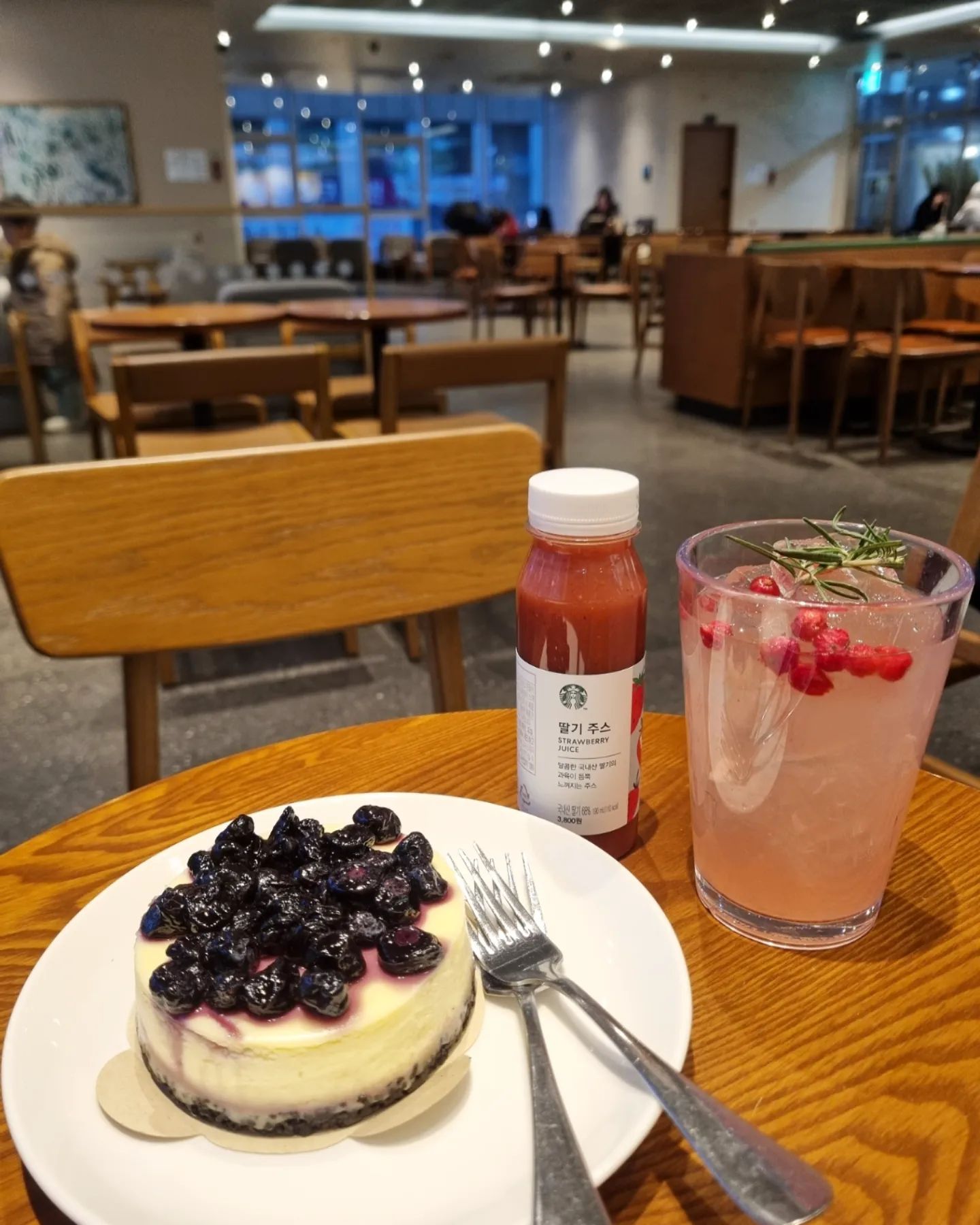 #까똑맘

첫째 수학레테 볼 동안 근처 스벅에서 동생이랑 기다리고 있어요. 1시간  지났는데 언제 끝나련지..
덕분에 둘째도 카공중 ㅋㅋ

#스타벅스 #카페스타그램 #카공 #매일공부 #초등공부 #세종맘 #초등맘
