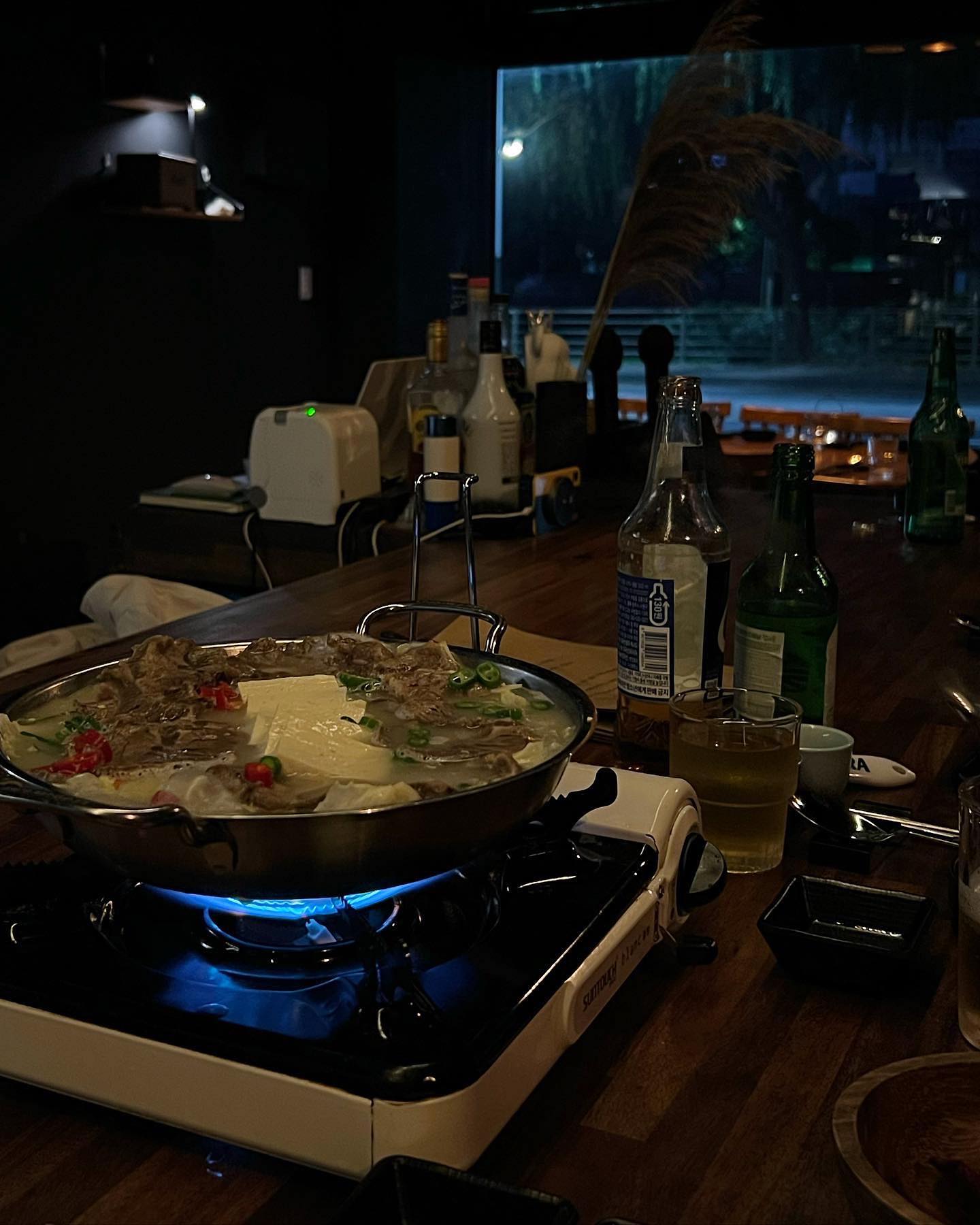 #협찬#온점

객리단길에 위치한 감성 한식주점 .
아늑하고 따뜻한 분위기에 천변뷰는 덤

친절하신 사장님이 내어주신 유자맛 웰컴주와 자색고구마칩을 먹으며 메뉴를 고르면 됩니당 ☺️

🐷아롱사태전골 24,000
요즘 날씨에 딱 맞는 메뉴
부드러운 고기와 시원하고 개운한 국물까지 ㅠㅠ
채소, 두부, 수제비까지 푸짐하게 들어있고 자극적이지 않아서 부담없이 먹을 수 있었어요 !
고기, 칼국수 사리 추가 가능 !

🐷온점 떡갈비 25,000
온점 시그니처 수제 떡갈비라고 해서
잔뜩 기대를 안고 주문해봤어요 ㅎㅎ
육즙 가득하고 두가지 소스를 주시는데 둘 다 매콤해서 소스 찍어 떡갈비 무한 흡입 가능 .....!!!

🐷김치볶음밥 7,000
칼국수 사리와 밥중에 고민하다가
옆에 손님이 먹는게 너무 맛있어보여서 주문했어요ㅎㅎ
집에서 만들면 왜 이맛이 안나는거죠 😂

✔️19:00-2:00 월-목
✔️19:00-3:00 금-토
✔️일요일 휴무
✔️전북 전주시 완산구 전주천동로 244

#객리단길#전주술집#객리단길술집#전주술집#전주감성술집#객리단길감성술집#한식다이닝바#한식주점#전주맛집#객사술집