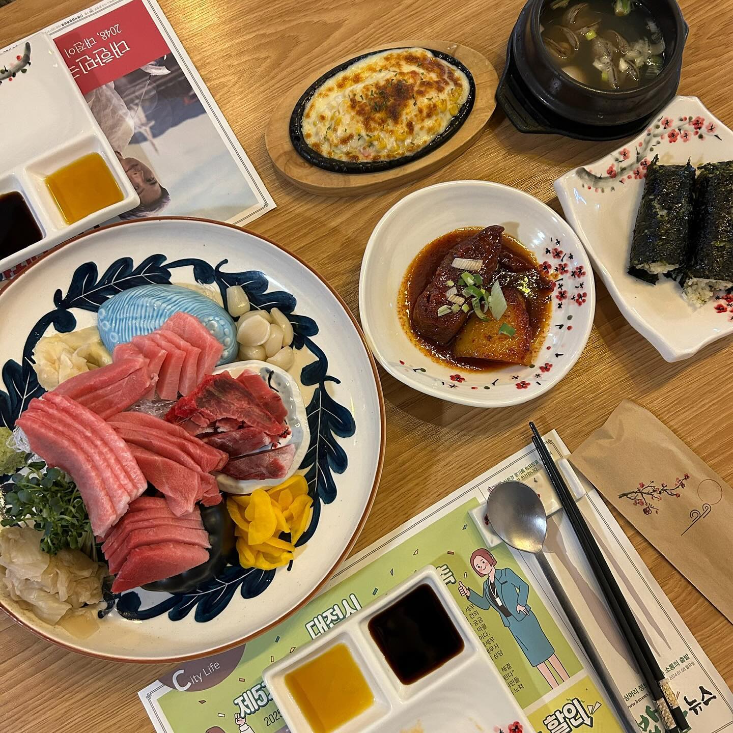 #협찬 📍 수참치 (대전 유천동)
⏰ 월~목 17:00 - 23:00
  금~토 17:00 - 24:00
  정기휴무 (매주 일요일)
✔ 기본 1인 33000원

오랫만에 시험이 끝나서 참치를 먹기 위해 후기가 좋은 유천동에 위치한 참치 맛집 수참치를 방문해보았어요💓

참치 기본 가격이 1인 33000원부터 시작이라서 비교적 저렴한 가격이라 부담 없이 방문할 수 있다는 점이 좋은 것 같아요

그렇다고 질이 떨어지는냐 ?! 절대루요~~ 양도 많고 부위도 다양하게 썰어주시고 참치 전에 요리들도 많이 나와서 배가 터질 뻔 했어요 

고소한 맛이 일품인 뜨끈한 죽부터 참치가 들어간 야채 무침, 참치무조림, 김밥, 가자미구이, 매콤한 조개국, 횟집의 기본인 콘샐러드와 계란초밥, 참치초밥까지!

요리 하나하나 정성이 들어간게 맛에서 느껴져서 좋았고 참치도 처음 먹고 있으면 속도에 맞춰서 저희가 말 안해도 알아서 리필해주시더라구요~ 

리필해주시는 부위가 처음 나온 부위보다 질이 떨어지는 곳도 많던데 수참치는 계속 더 좋은 부위를 주시는 것 같았어요 때깔이 이렇게 계속 좋을 수 있다니👏👏

정말 바지 터질 때까지 먹고 나온 것 같아요! 기본 코스 말고 그 위로 다양한 가격대의 코스가 있으니 배부르게 질 좋은 참치 드시고 싶으신 분들 수참치 방문해보세용

#맛집스타그램 #맛스타그램 #먹스타그램 #food #술스타그램 #오늘뭐먹지 #맞팔 #선팔 #간식그램 #간식스타그램 #존맛 #핵존맛 #좋반 #foodie #foodpics #먹스타그램 #먹스타 #koreafood #집밥스타그램 #맛집탐방 #수참치 #유천동맛집 #대전수참치 #참치맛집 #대전참치맛집