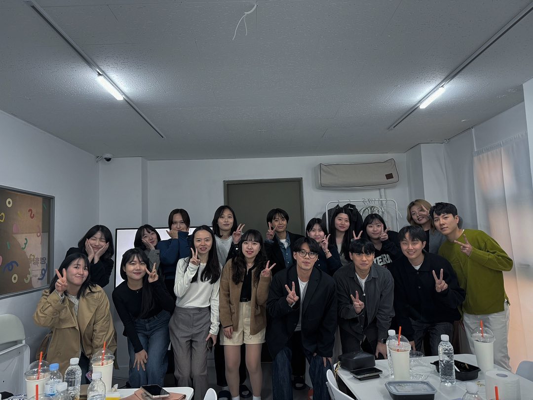 또다른 N잡 ✌️
공유오피스 오픈식 완료:) 🙏🙏 

많은 분들이 참여해주시고
오랜만에 #MZ재테크 스터디원 분들도 만나서 반가웠어요:) 

오프더레코드 깜짝 강의도 🤛🤛 

교대역 공간대여는 #영향력충전소
#교대역공간대여 #교대역파티룸 #교대역미팅룸