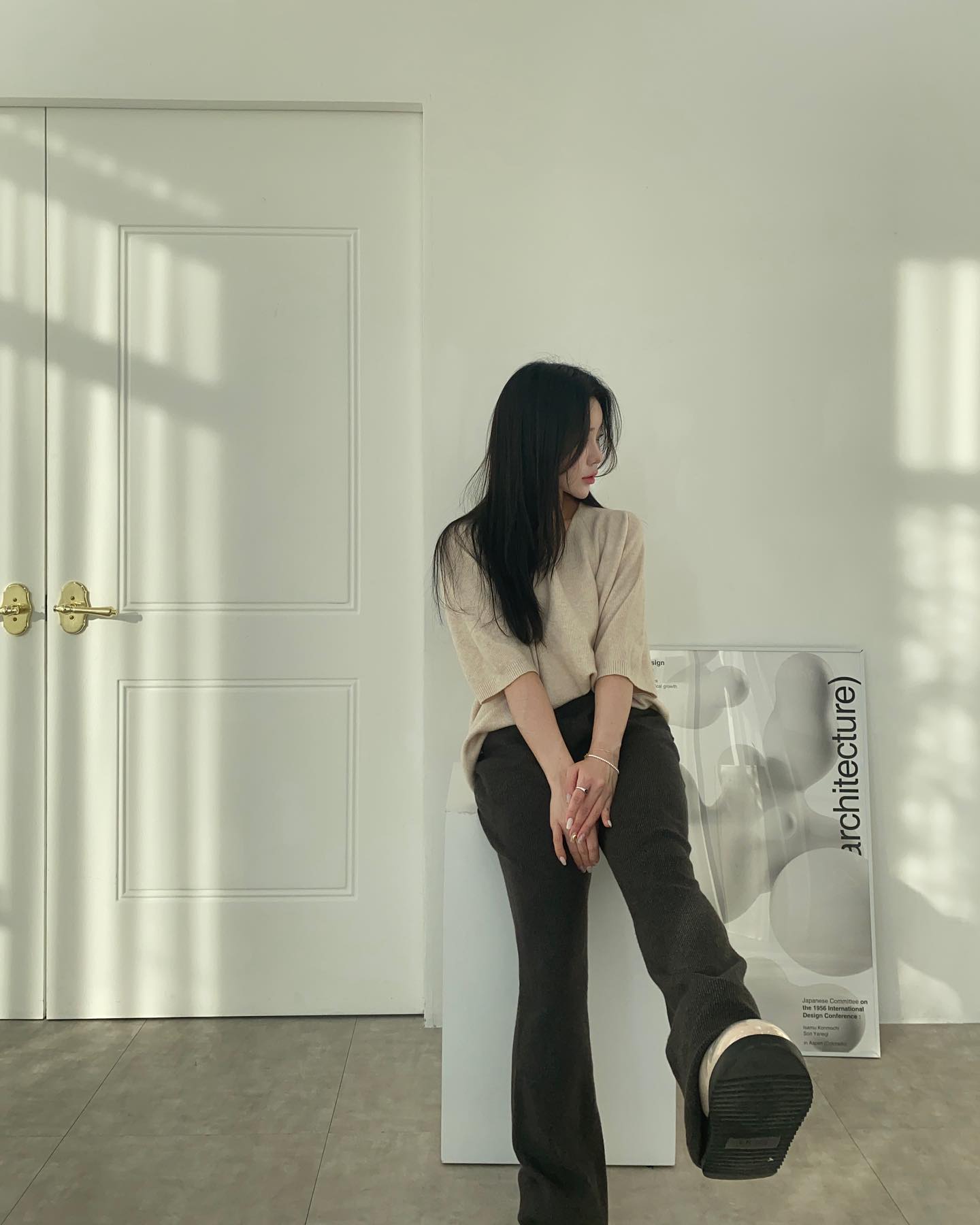 #협찬 
요즘 너어무 춥지 않나욥 ? 🥶
저는 요즘 코찔찔이로 지내고 있는데요 ,,
센터 출근할때 운동복만 입고가기 너무 추워서 기모레깅스에 니트바지까지 껴입고 나가요 🥹
요 날두 그 조합으로 입고 나갔는데 어디든 잘 어울리는 니트팬츠라 추천 🫶🏻🤍

마지막으로 모두 해피메리크리스마스 🎄♥️

#뮬라웨어 #뮬라 #애슬레저룩 #애슬레저웨어 #조거팬츠 #와이드팬츠 #크롭티 #커버업 #브라탑 #운동복추천 #트레이닝복 #운동복 #아노락 #플리스 #꾸안꾸 #데일리룩 #OOTD