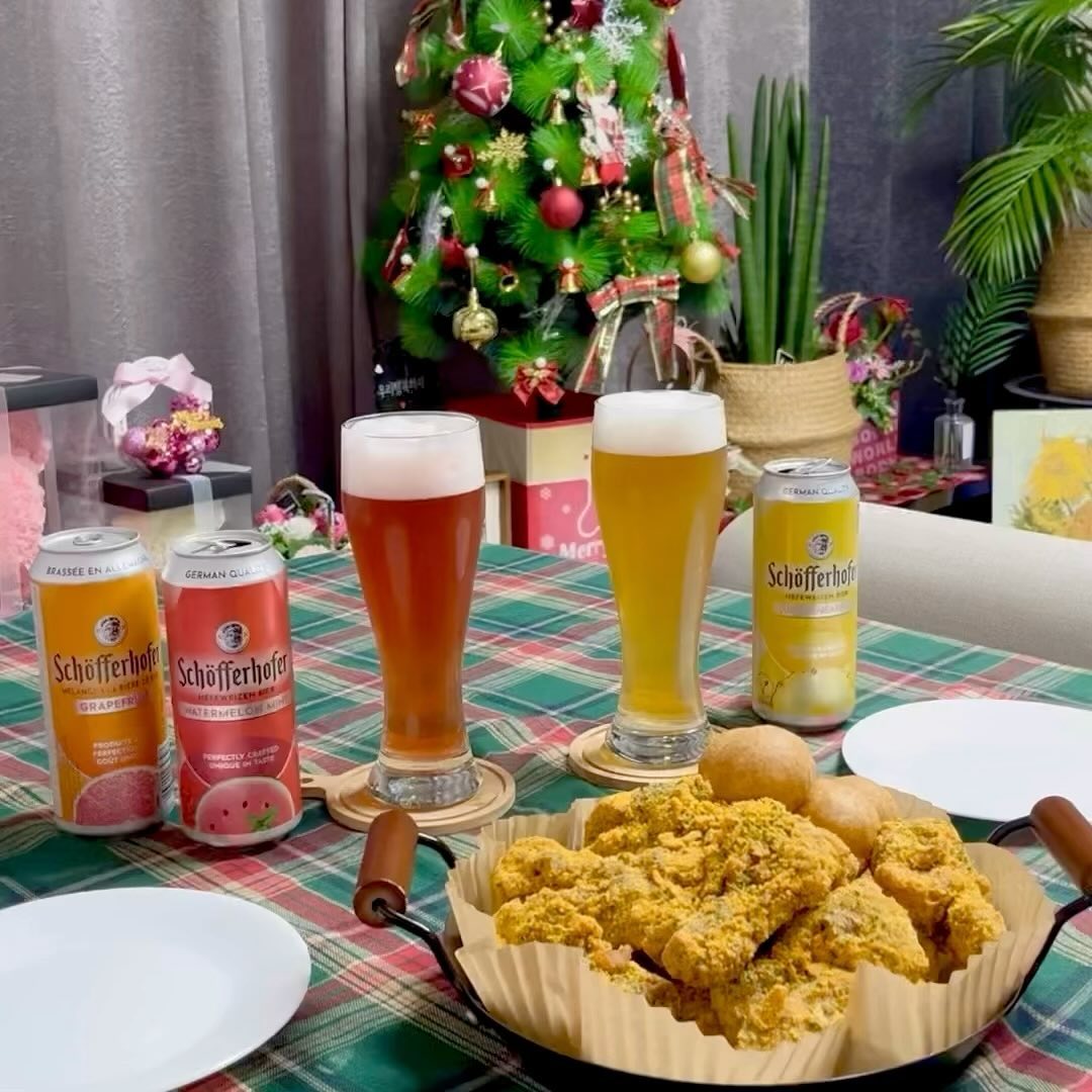 #협찬 시원하고 달콤한 독일 맥주 '쉐퍼호퍼'

쉐퍼호퍼는 라거와 과일주스를 섞은 혼성주 라들러로
과일 주스가 들어가서 달콤하면서 부드럽고
도수가 낮아서 부담없이 즐길 수 있는 맥주이다.

* 쉐퍼호퍼 그레이프후르트
라거 50%와 자몽음료 50%의 정석 라들러

* 쉐퍼호퍼 파인애플
라거 50%와 파인애플음료 50%로 상큼한 향과 맛

* 쉐퍼호퍼 워터멜론민트
라거 50%와 수박음료 50%에 수박맛과 라임&민트향

2.5% 도수에 부드럽고 풍성한 거품,
진한 과일향과 상큼하고 적당히 달콤한 맛이 조화롭다.

3가지 모두 향과 맛이 너무 좋아 만족스러운데
쉐퍼호퍼 수박민트는 소맥과 잘 어울린다하니
소맥을 좋아한다면 수박민트로 해보길!

구입 : 이마트, 롯데마트, 롯데슈퍼, 노브랜드, 미니스톱, 
세븐일레븐,  주아킹, 고래맥주창고 및 주류전문샵 

롯데마트에서 자몽, 파인애플, 수박 3가지 모두 구입 가능!

(알코올은 발암물질로 지나친 음주는 간암, 위암 등을 일으킵니다. 임신 중 음주는 기형아 출생 위험을 높입니다.)

#쉐퍼호퍼 #자몽맥주 #수박맥주 #파인애플맥주 #롯데마트 #이마트 #세븐일레븐 #미니스톱 #과일맥주 #소맥 #파티 #홈파티 #캠핑 #혼술 #홈술추천