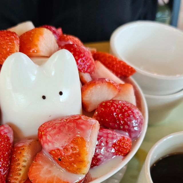김나리 on Instagram: "간만에 신상카페 방문ㅎㅎ (내기준 신상ㅋㅋㅋㅋㅋㅋ) 케이크가 맛있다고 소문났는데ㅎㅎ 맛있는덴 늘 같이 가는 진희언니랑 빙수 먹고옴ㅎㅎ 심지어 딸기 한통을 다쓴