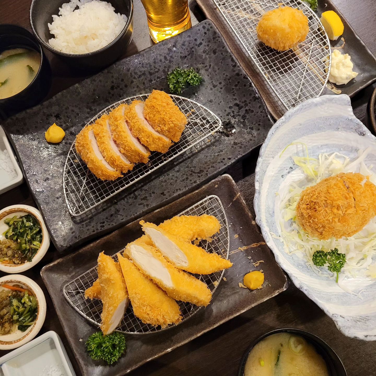 #긴자맛집 #이마카츠

극강의 부드러움을 자랑하는 사사미카츠로 유명한 이마카츠에 다녀왔어요.
이미 너무너무 유명한 만큼, 극악의 웨이팅을 자랑하는 곳입니다....
전화예약은 가능하니 예약하고 방문하시는 걸 추천해요!
저는 도쿄 사는 일본 친구한테 부탁해서 예약했습니다.

닭가슴살이 진짜 맞나? 먹으면서도 믿을 수가 없었던 뽀얀 속살의 사사미카츠와 역시 부드러움이 일품인 히레카츠.
궁금해서 시켜본 계란멘치카츠와 가리비 튀김도 정말 맛있게 먹었어요. 기본 양배추샐러드를 볼에 내어주시는데 얘도 뀰맛이라 한 번 리필했습니다. 

서울에도 퀄리티 좋은 돈카츠집이 많긴 하지만
요긴 또 색다른 맛이라 한번쯤 드셔보셔도 좋을 것 같아요.

계란멘치카츠_700
가리비튀김_500
히레카츠정식_2300
사사미카츠정식_1700

#도쿄맛집추천 #도쿄돈카츠맛집 #도쿄치킨카츠 #도쿄맛집투어 #도쿄미식투어 #도쿄여행코스추천 #도쿄필수코스