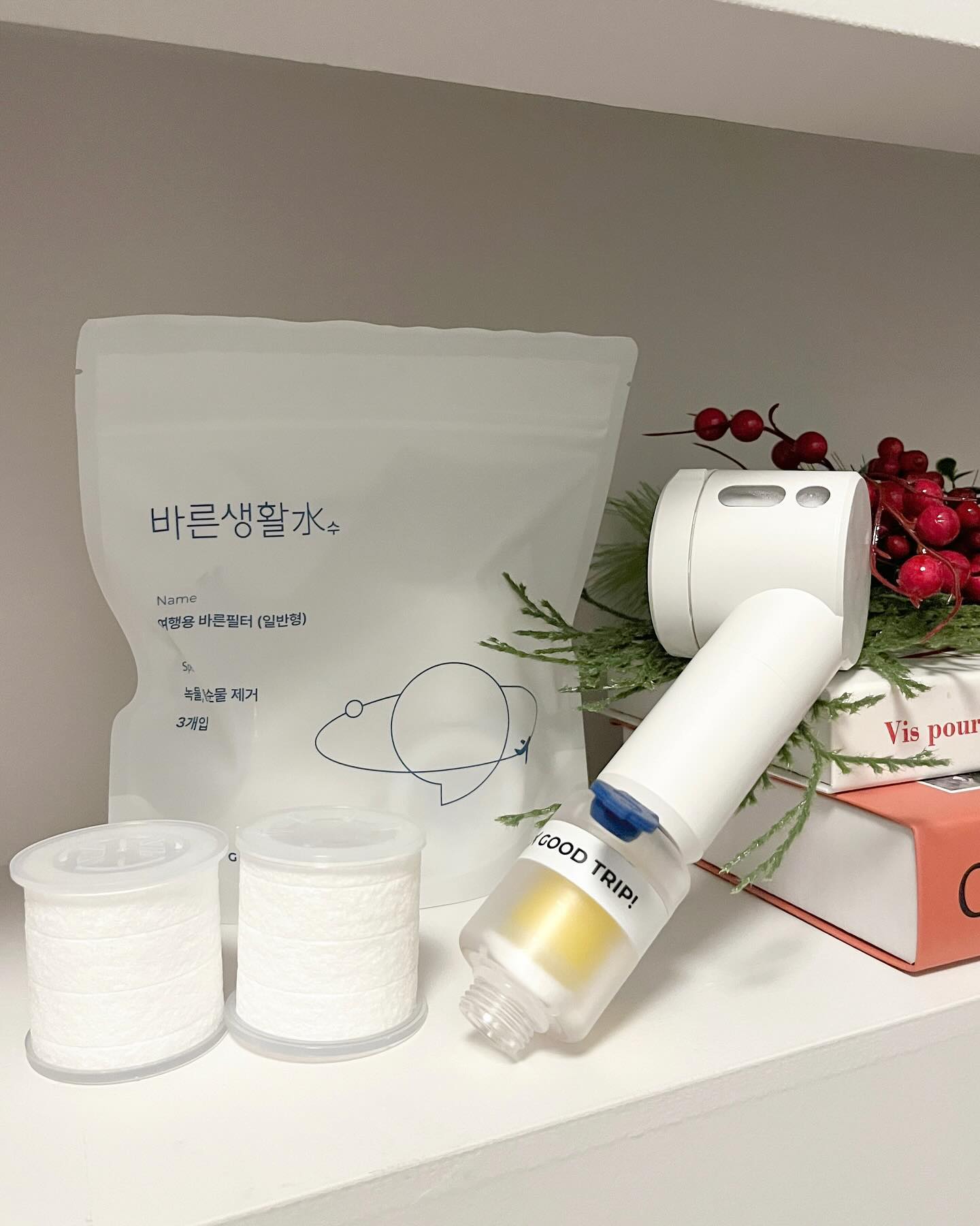 #협찬

국내든 해외든 여행갈때 들고다니면 제일 좋은 꿀템🍯
바른생활수 여행용 미니 샤워기를 소개해요!

해외여행가면 물갈이 한다고 하죠..
저는 해외만 가면 물이 안맞는지 트러블이 나곤하는데
요 필터면 여행갈때 완전 최고~~✌

여행용이라 수납하기에도 좋고
필터도 일반형/고급형 두 가지가 있어요 ✨
일반형, 고급형 두 필터 모두 국내생산에
녹물, 이물질/불순물 제거, 초미세 입자 정수가 가능하지만
고급형의 경우에는 석회질까지 제거가 가능한 차이가 있어요.
그래서 상황에 따라 적절한 필터를 사용하면 더 좋아요!

그리고 또 미니 비타민 필터도 있는데
레몬 170개 분량의 비타민c가 가득한채 샤워 가능!
샤워할때마다 기분 좋은 향에 힐링이에요 🚿🛀

컴팩트한 사이즈라 여행갈 때 너무 좋고
해외 여행 많이 가시는데 요고 챙겨가면 너무 편할거 같아요.
세척이랑 보관도 편리해서 저는 아껴뒀다 해외여행 갈때 쓸려구요!
여행 많이 다니시는 분들이라면 추~~천💛💛

#바른생활수 #필터샤워기 #샤워기필터 #여행용품 #여행용샤워기 #샤워필터 #비타민필터 #여행필수템