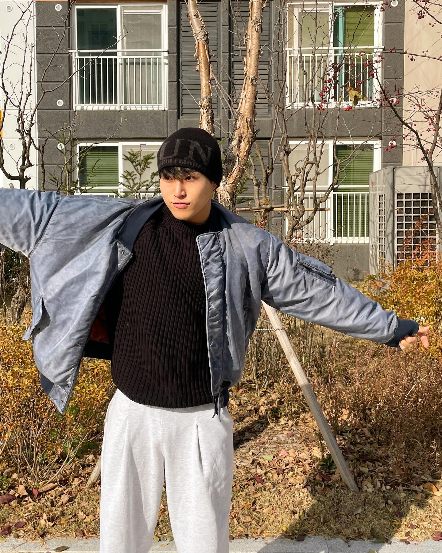 요즘 니트도 머슬핏 입는 추세 
머슬핏 아니면 눈에도 안 들어와!