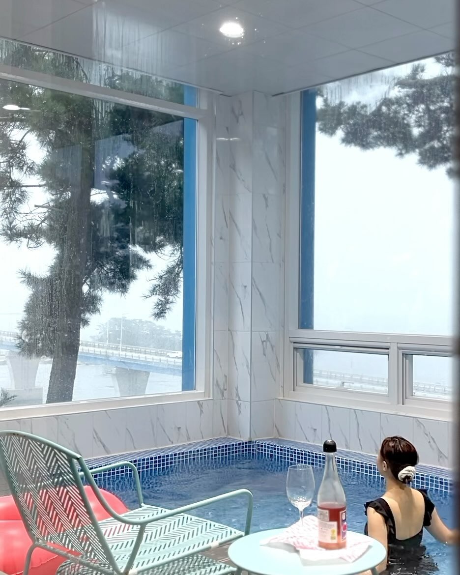 💞장소제공

작년 여름에 오픈한 전 객실 오션뷰 #풀빌라 🌊🤍

앞쪽은 영흥대교와 오션뷰, 뒤쪽은 소나무뷰로 자연그자체고
루프탑에서 모든 뷰를 한번에 보며 인피티니풀도 즐길 수 있는
영흥도 Ann299 소개해드려요!

➿ 입실 오후 3시 / 퇴실 오전 11시 
➿ 온수풀(비용 별도), 스파(무료), 가스그릴(무료), 바베큐존O
➿ 5분 거리 안에 수산물시장, 마트, 버스터미널, 편의점🙆‍♀️
➿ 대중교통 이용시 픽업 가능 (사전예약 문의)

추운계절이라 인피니티풀은 쉬어가는중인데 
그게 전혀 아쉽지 않았던 이유는 ~ ~!
프라이빗하게 우리만 있는 공간 안에서
통창으로 영흥대교뷰 보며 온수풀하는게 더 낭만있었기 때문🙊

침대방은 또 어찌나 사진맛집인지
커플사진 많이 건졌어요 ㅎㅎㅎㅎㅎㅎ
우리집 보다 침구도 편안했던 건 안비밀🙄

사계절 내내 그 어떤 때에 가도 좋고
아이와 함께 함께 가도 좋고
일출/일몰 모두 볼 수 있는 
흔하지 않은 스팟이라 더 좋은 Ann299(ann299_ )

오늘을 기준으로 
연말에 이용할 수 있는 방이 아직 남아있는 것 같다는
꿀정보도 공유해 드려어어🎄💚

.