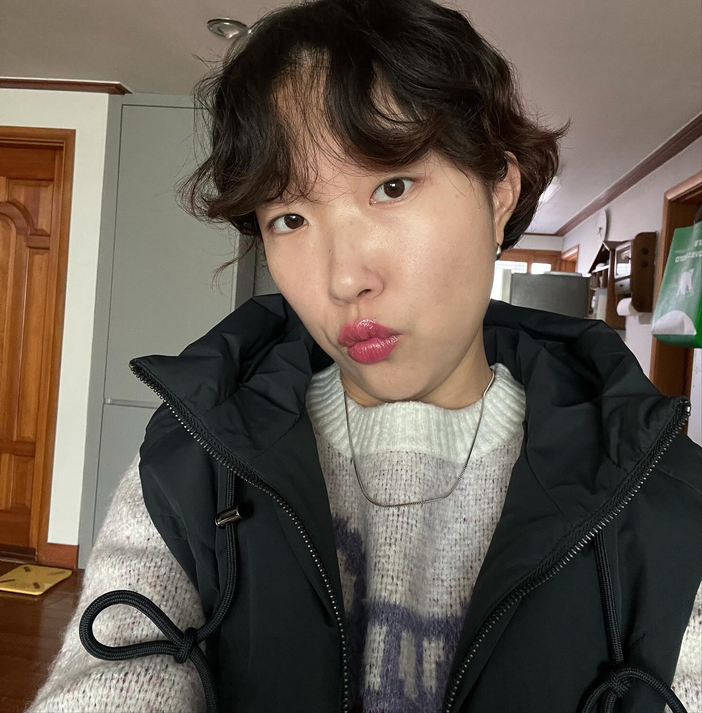 근황〰️😀
9월말부터 몸이 좋지않아서 
이곳저곳 병원다니다 아픈이유를 알았고, 
나에게 휴식이 필요하다 느꼈다. 
3개월 동안 나를 돌아보고 철저히 쉬어보려고 한다😭 
성격상 또 가만히 쉴수는 없어서 
나의 심신에 많은 도움을 준 요가를 
기회가 생겨 공부해보려한당〰️🧘🏻‍♀️
머리 귀얍게 볶은 김에 근황 끄적끄적!〰️✨❤️