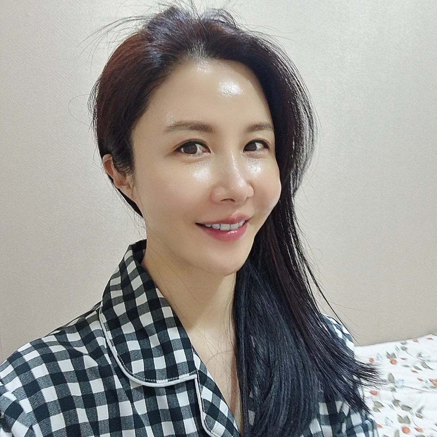 🌈4050 피부미인의 만남 ㅎㅎ

✔️내가 과연...
영주언니 나이가 돼서도 언니처럼 고운 피부를 가질 수 있을까?

✔️언니한테 비법을 알려달라고 조르자...

✔️단박에 <화이트 스완 수면팩>이라고 얘기해주시네요^^

🌈언니가 전속모델로 활동하는 브랜드라... 

박스째로 챙겨주셨는데요^^

✔️뭐별거 있겠어?
반신반의하며 바르고 잤는데...

어머나...💕
✔️막 자고 일어난 제 피부, 보이시나요?

🌈아주 백설공주 빛이 나네요^^ 아침까지 촉촉해~

✔️발효성분 갈락토미세스와 비타민C가 일낸 것 같습니다^^

🌈조영주 배우의 피부관리 비법 전수~~~

✔️감사합니다♡
✔️사랑합니다♡

#스완코스메틱 #화이트스완 #슬리핑케어 #수분충전 #잔주름케어 #브라이트닝 #윤기케어 #피부미인 #갈락토미세스 #발효화장품 #민낯 #무보정쌩얼