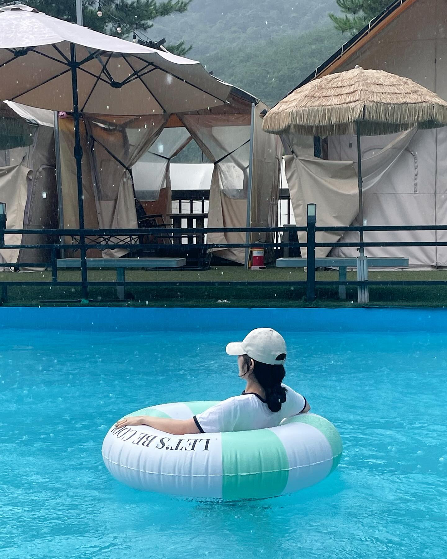 휴가⛱️

함박눈처럼 펑펑 비가 내려서 설레고 시원했고,
여행중에 진솔하고 깊게 대화하면서
이렇게 우리가 부부가 되어가는구나 느꼈다.
 
너무 소중한 둘만의 시간🩵