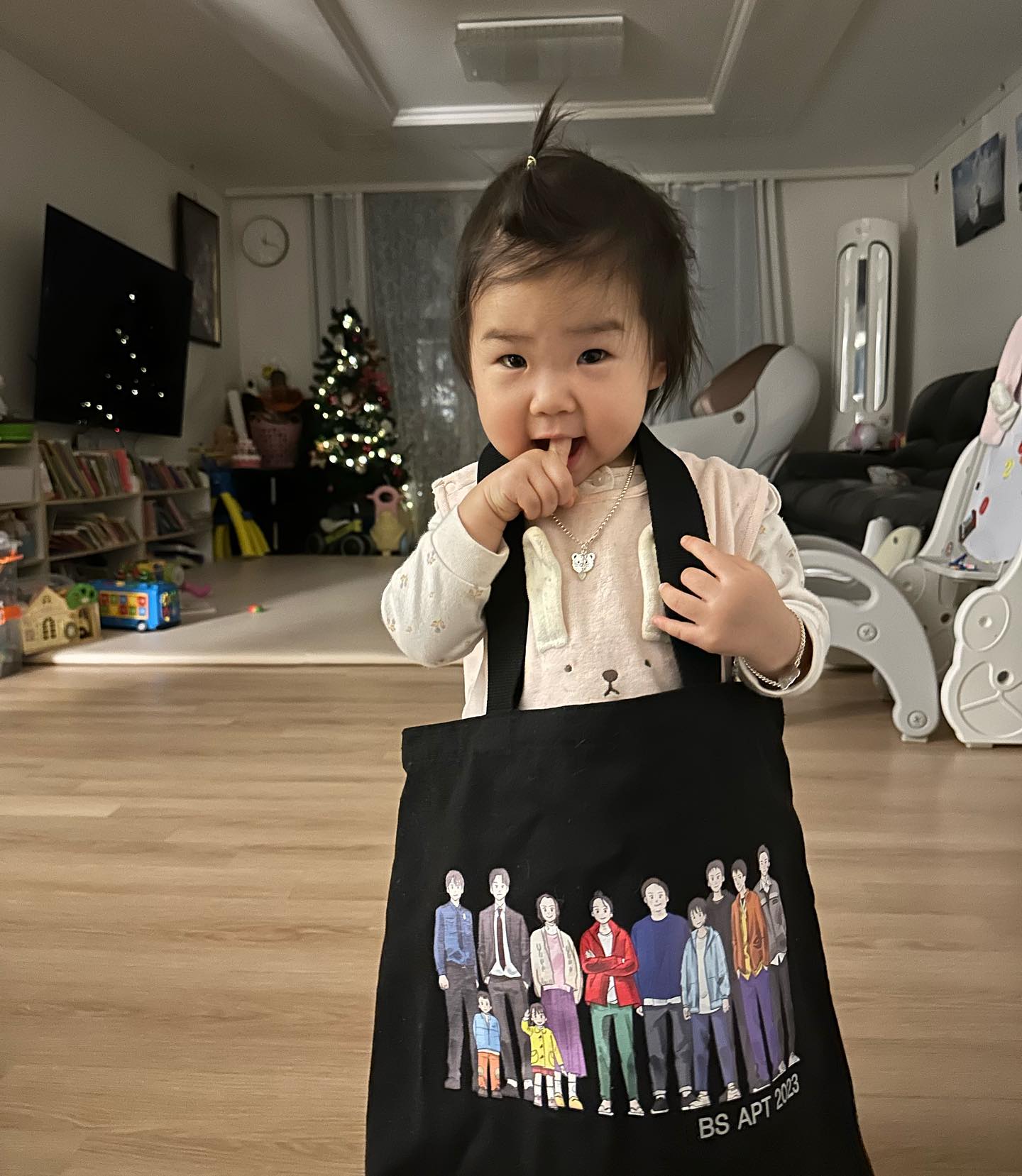 < D + 495 > 23.12.21

 쫑파티!!!

엄마 한달간의 촬영을 마치고, 쫑파티 했엉~
기념으로 가방과 모자를 선물했지용~^^
영화 <백수아파트> 다들 너무너무 고생하셨습니다^^
엄마 마니또가 현장에 있었는데..
정말 센스있게.. 엄마한테는 필요없는 울 아라 양말을 선물 해 줬네~ ㅎㅎ
 (마니또에게 쓸모없는 선물을 해야했거든 ㅎ)
위글위글 양말 넘 이뽀❤️ 고마워❤️
 울 아라 인기쟁이였지~^^ 
영상에 곤듀가 나오길래 깜놀 ㅎㅎㅎ
메이킹대표님이 사진을 넣어줄 줄이야~~ 엄마 감동~😃😃 감사합니다 온니❤️
소중한 추억이예용~ 
너무나 즐겁고 행복했던 현장~ 
오랜만에 마음이 뭉클했던걸 어찌 표현할꼬 🤭🤭
마무리도 깔끔하게!!
 울아라 엄마 영화촬영 할 수 있게 도와줘서 너무 고마웠엉~~ ❤️❤️❤️

#우리아가 #22년생 #육아 #baby #호랑이띠 #흑호랑이 #16개월 #16개월아기 
#육아공유 #쫑파티 #마니또 #마니또선물 #애교쟁이 #웃자 #귀염둥이 #사랑해 #워킹맘 #육아맘 #성장일기 #아기랑강아지 #반려견 #코카스파니엘 #애견은사랑입니다