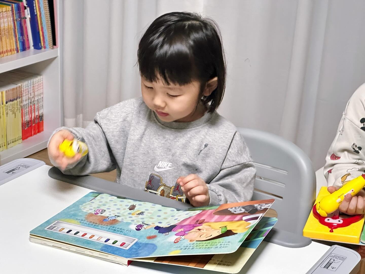 #협찬 #제품제공 #빅키즈맘15기

요즘 형들 따라 수에 관심이 많은 쭈니는
빅키즈수학으로 재미있게 수 세기 공부 중인데요
수학은 어렵다는 인식 대신
수학이 즐거운 아이로 자라게 도와줄 수 있어서 
빅키즈시리즈 중에서도 빅키즈수학이 유독 더 눈에 들어오더라고요
​
​수와 연산, 공간과 도형, 측정, 규칙성, 확률과 통계에 대한 12권의 그림책과
워크북 및 놀이 종이가 함께 포함되어 있어
자연스럽게 개념 정리까지 할 수 있으니 홈스쿨링 하기도 제격이더라고요

빅키즈시리즈에서도 쭈니가 유독 더 좋아하는 책이 있는데요 
요즘 한 자릿수에 대한 개념이 어느 정도 생겼다 보니
더 큰 수를 알려주고 싶었는데 
빅키즈수학 중 ”찾았다! 크레파스 20“는 
크레파스를 찾고 세어보면서 자연스럽게 수학 개념을 배우게 돼요

​
”타요. 타! 내려요. 내려!“라는 책장을 잡아당겨 버스에 동물들을 태우거나 내리면서
덧셈과 뺄셈을 경험할 수 있는데요
연산 개념이 들어가 있지만 손으로 조작하는 유아그림책이라 어렵지 않고
수학이 즐겁다라고 더 느낄 수 있었던 거 같아요

유아그림책으로 쉽고 재미있게 수학을 배울 수 있고
워크북, 놀이 종이, 디지털 북 등 
그림책 내용과 개념을 다양한 방법으로 연계할 수 있어서
홈스쿨링 할 때도 빅키즈시리즈가 있어서 정말 든든해요🫶

little_chunjae 

#빅키즈시리즈 #홈스쿨링 #리틀천재 #유아전집 #유아그림책 #돌잡이스텝업 #유아책 #책육아 #그림책 #유아도서 #유아홈스쿨링 #빅키즈수학 #빅키즈영어 #빅키즈지식자람