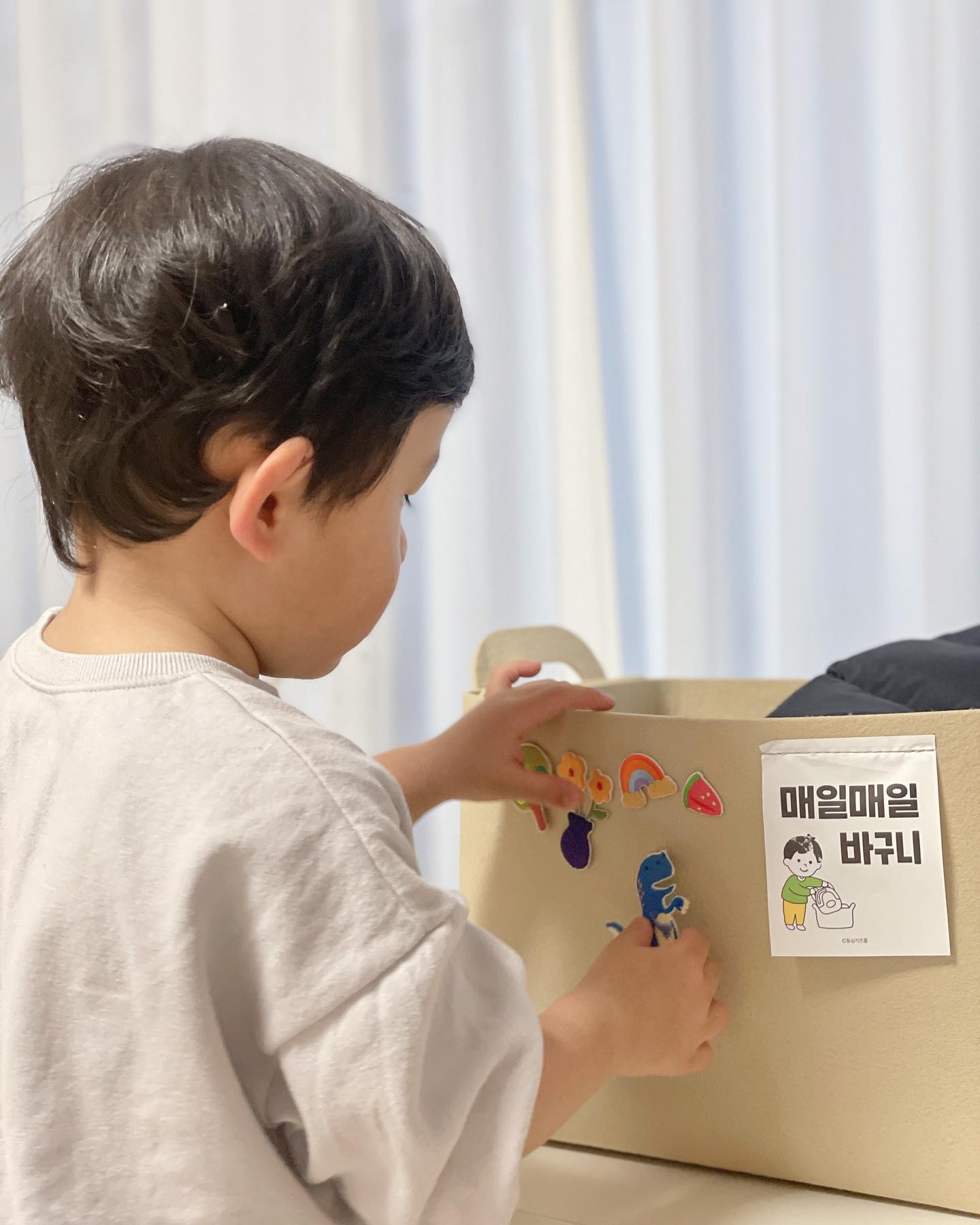 #협찬
⠀
⠀
☀️ 2024 목표 또실이의 습관 잡아주기
⠀
세 살 버릇 여든까지 간다 는데
습관 만들어주는 거에 소홀했던 거 같다...
⠀
하원 후에도 겉옷, 잠바, 모자 여기저기 휙휙 던두고
몸만 집으로 쏙 들어가는 또실이
⠀
행거를 사야하나 고민하던 중 만난 ’매일매일 바구니‘
⠀
매일 챙겨야 할 물건들을 바구니에 넣어두고
하원 후에도 겉옷을 벗어서 바구니에 쏙 넣어준다.!
⠀
첨엔 관심 없어 했는데 같이 꾸미고 몇 번 알려주니
이제는 휙휙 안 두고바구니에 착착 넣는 또실이....
⠀
매일 매일 바구니로 우리 또실이 바른 습관 잡아줘야지 ❤️
kids_dongsim 
⠀
#매일매일바구니 #등원준비 #등원전쟁 #동심키즈몰 #습관만들기
⠀
⠀