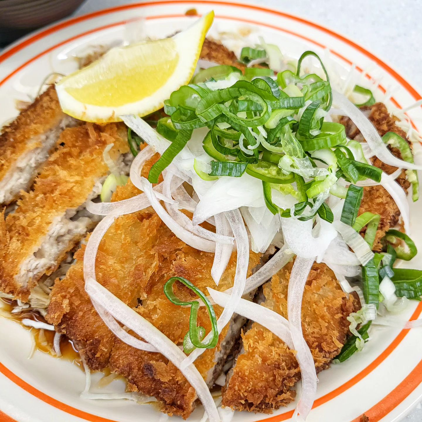 역전우동은 혼밥하기도 좋고
밥과 우동 다 먹고싶을 때 가기 딱이죠

밥과 우동 다 먹고싶어서 갔는데 돈까스가 보이길래
돈까스 못참죠ㅋㅋㅋㅋ
돈까스덮밥에 사이드로 미니우동 먹을까 하다가
유린기돈까스 처음봐서 먹어봤어요!

✅️유린기돈까스 우동 세트

바삭한 돈까스에 소스, 양파 함께 먹기 좋아요😋
전 젖은 돈까스도 잘먹어서 맛있게 먹었는데,
많이 젖지않아서 젖은 돈까스 싫어하는분도 이건 도전해볼만한것같아요

#역전우동 #유린기돈까스 #유린기돈까스우동세트 #역전우동돈까스