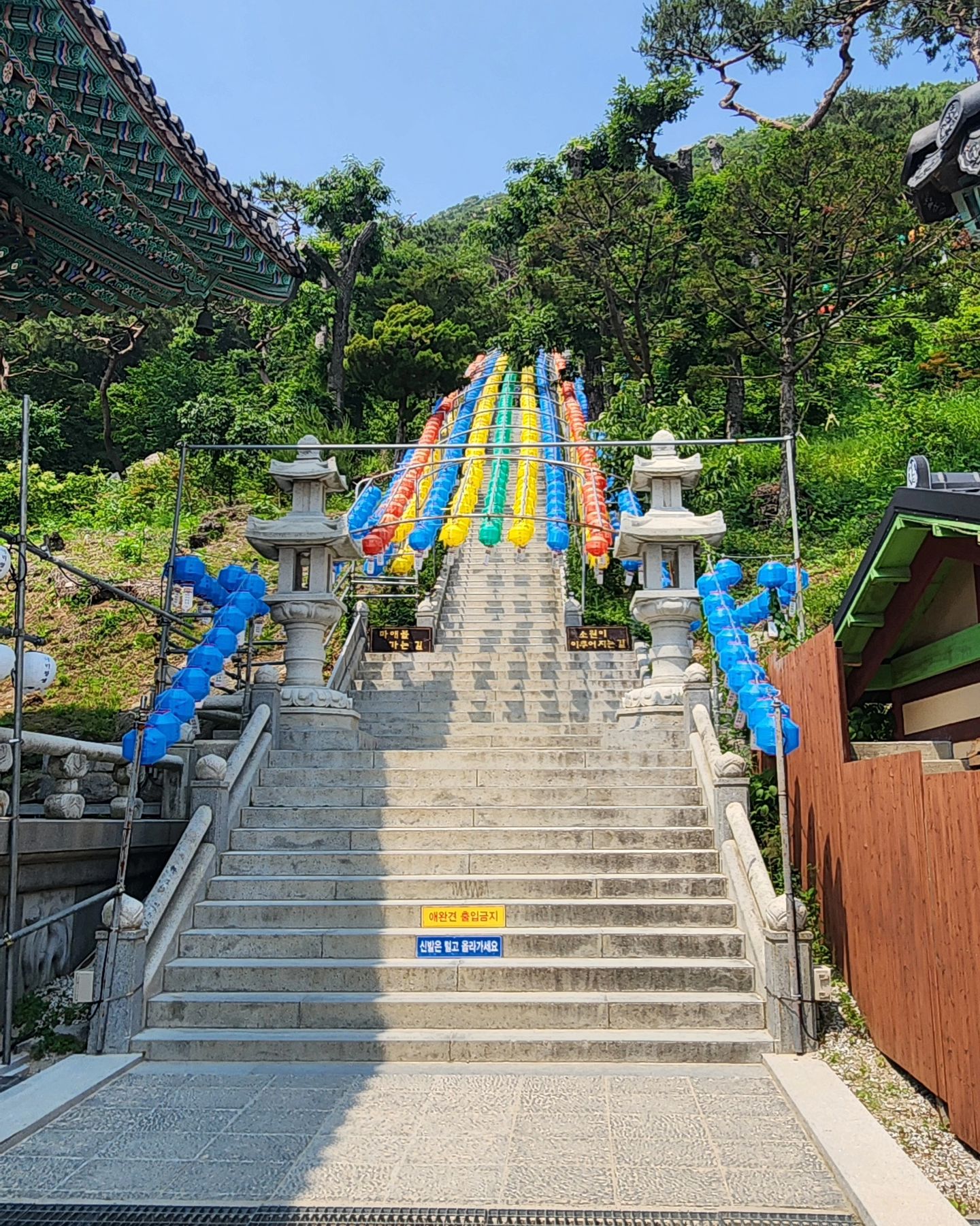 보문사 낙가산 #마애석불 
오르는데 바지가 달라붙어 두배로 힘들었다 ㅋ~ 
담부턴 청바지는 지양하는 걸로~~ 

계단을 오르면 소원이 이루어진다는데...
이 석불은 새겨진게 1920년대임 
중간에 소원을 적을 수 있는 소원지가 있었다 

#보문사마애석불좌상
#보문사소원계단