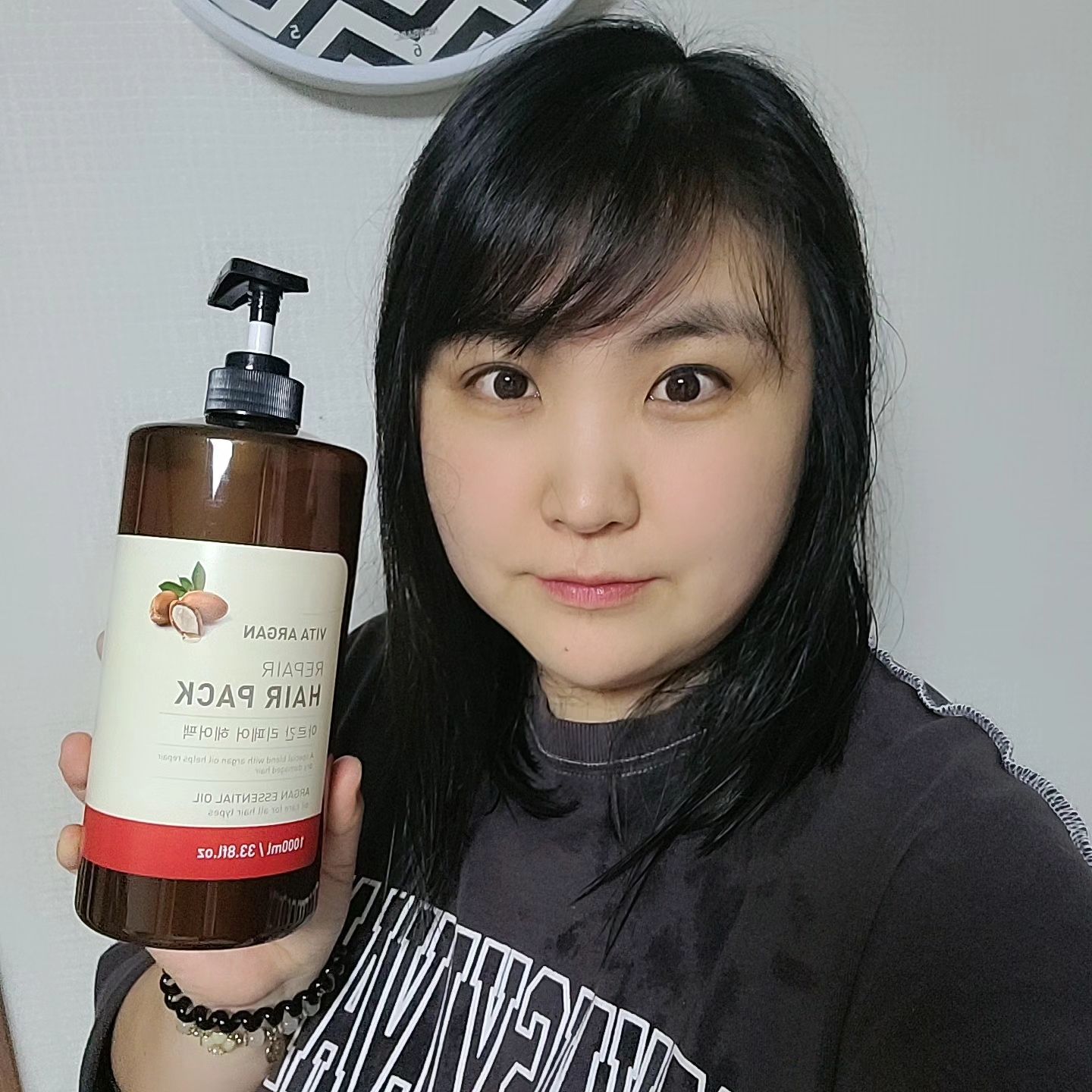 #협찬 
긴 머리 잘랐는데도 왜이렇게 끝이 엉키나요~~
써보고 진짜 찐으로 좋은 비타아르간 리페어 헤어팩 
아르간오일의 비타민E 성분으로 윤기있고 탄력있는 모발케어중인데요 바르자마자 영양감 가득
3종 단백질과 비타민E를 함유한 아르간오일로 머리카락이 진짜 보들보즐 해요
영양 가득 보습막으로 코팅해주고마지막까지 영양 손실 방지해줘요 무엇보다도 1000ml짐승용량 대박이쥬?!!!!

#헤어팩 #트린트먼트 #헤어팩추천 #트린트먼트추천 #단백질트린트먼트 #단백질헤어팩 #극손상모케어 #손상모케어 #손상모발 #대용량헤어팩