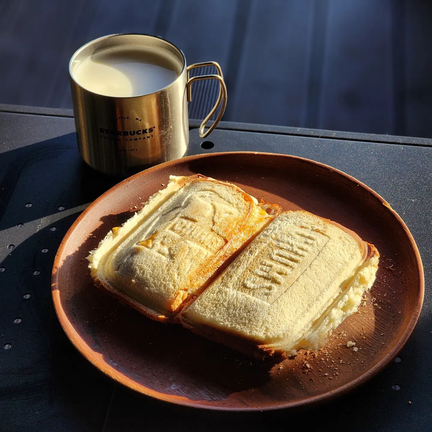 🍽 

캠핑 아침메뉴로 딱 좋은
겉바속촉 토스트🍞와 고소한 흰우유🍼

속에는 뽀득뽀득한 비엔나 소세지와
달달한 콘, 피자치즈가 가득!