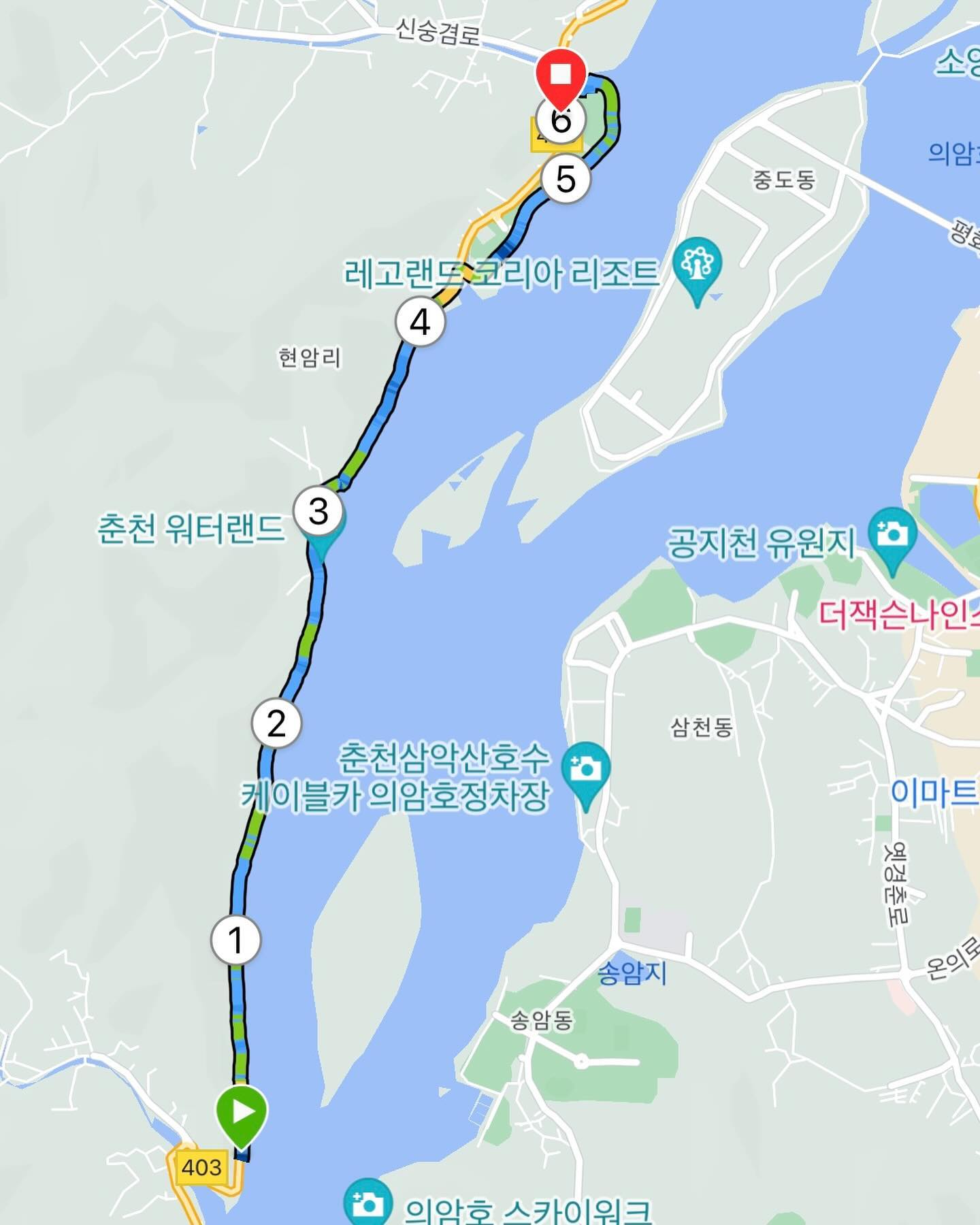 .
.
호반의 도시 춘천. #나의고향
의암호를 끼고 달리는 코스!
매일 물을 찾아 긴 여정을 재촉하고 있을 아이들을 생각하며 
참여한 #버추얼6k
.
자전거도로를 따라 쭉 달리다 보면 5K 지점에서 오른쪽으로 
연결된 작은 다리가 있어요. 
그곳에서부터 애니메이션박물관까지 1K!! 왼쪽은 글램핑장과 
게이트볼장이 오른쪽으론 더 가깝게 강을 끼고 달릴 수 있어 
너무 좋은 코스!! 애니메이션 박물관 앞 GS25 편의점까지 
딱 6k를 달릴 수 있습니다:) 탁 트인 풍경과 함께 달려보세요🩵
풍경에 심취해 오버페이스 될 수 있음!!🤣🤣🤣
.
.
#월드비전 #녹차원 #글로벌6k #월드비전기부런 
#2023러닝6k #global6k #나코모코 #춘천의암호코스
