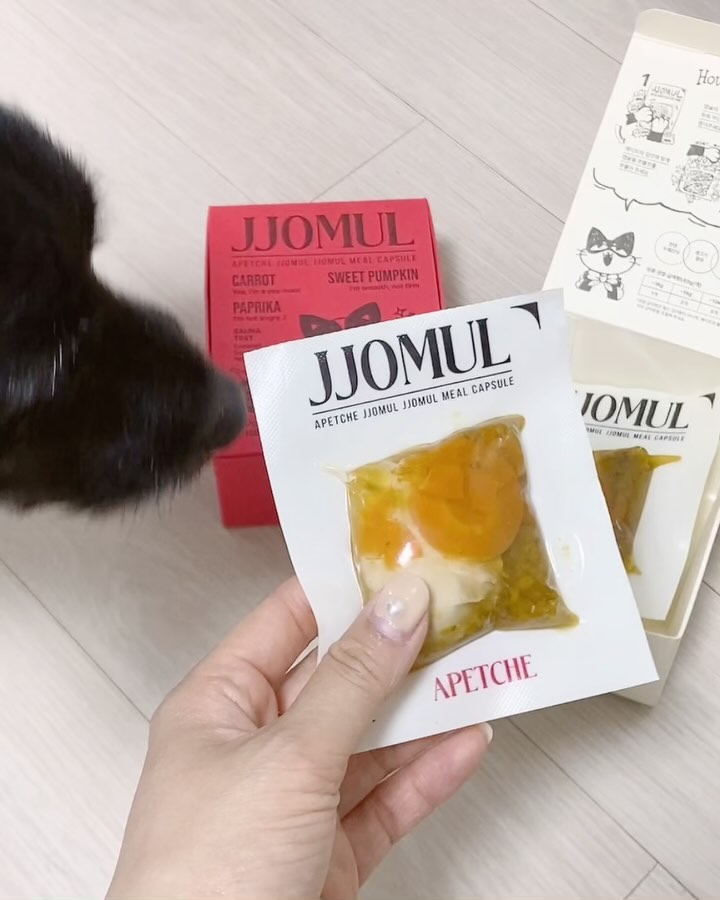 .

개조카가 좋아하는 #쪼물쪼물 🐕‍🦺
이모 집에만 오면 폭풍 산책에 고기 간식 폭발이라
사료를 가끔 안먹을 때가 있는데 #아페체 
쪼물쪼물 올려주면 한그릇 뚝딱 비움 ! 애견동반해서
같이 놀러다닐 때도 가지고 다니기 편해서 추천해욤〰️ 
봉지째 뜯지않고 조물조물 부드럽게 만들어서 주면 
언제 어디서든 깔끔하게 먹일 수 있음 👍🏻😋

.
#강아지 #반려견 #강아지간식 #강아지사료 #습식사료 
#댕댕이간식 #APETCHE #기호성좋은간식