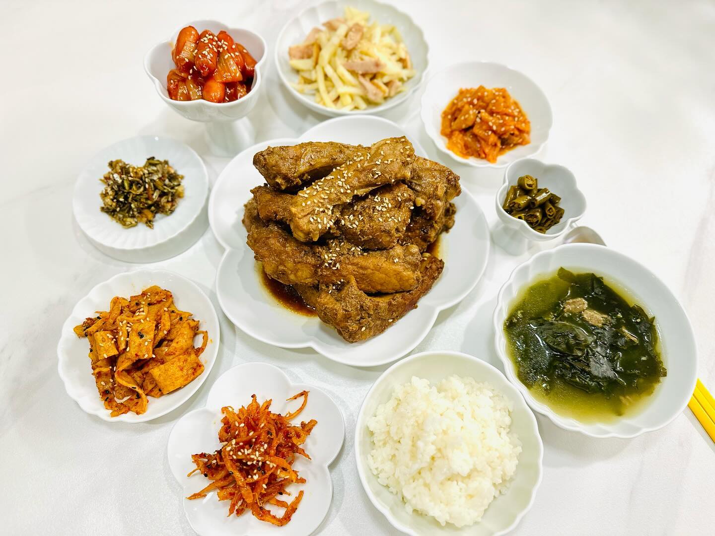 ఇ

흰쌀밥 소고기미역국
등갈비찜 소세지케찹볶음
감자채볶음 볶은김치 고추장아찌
진미채볶음 어묵볶음 멸치볶음

⠀

⠀