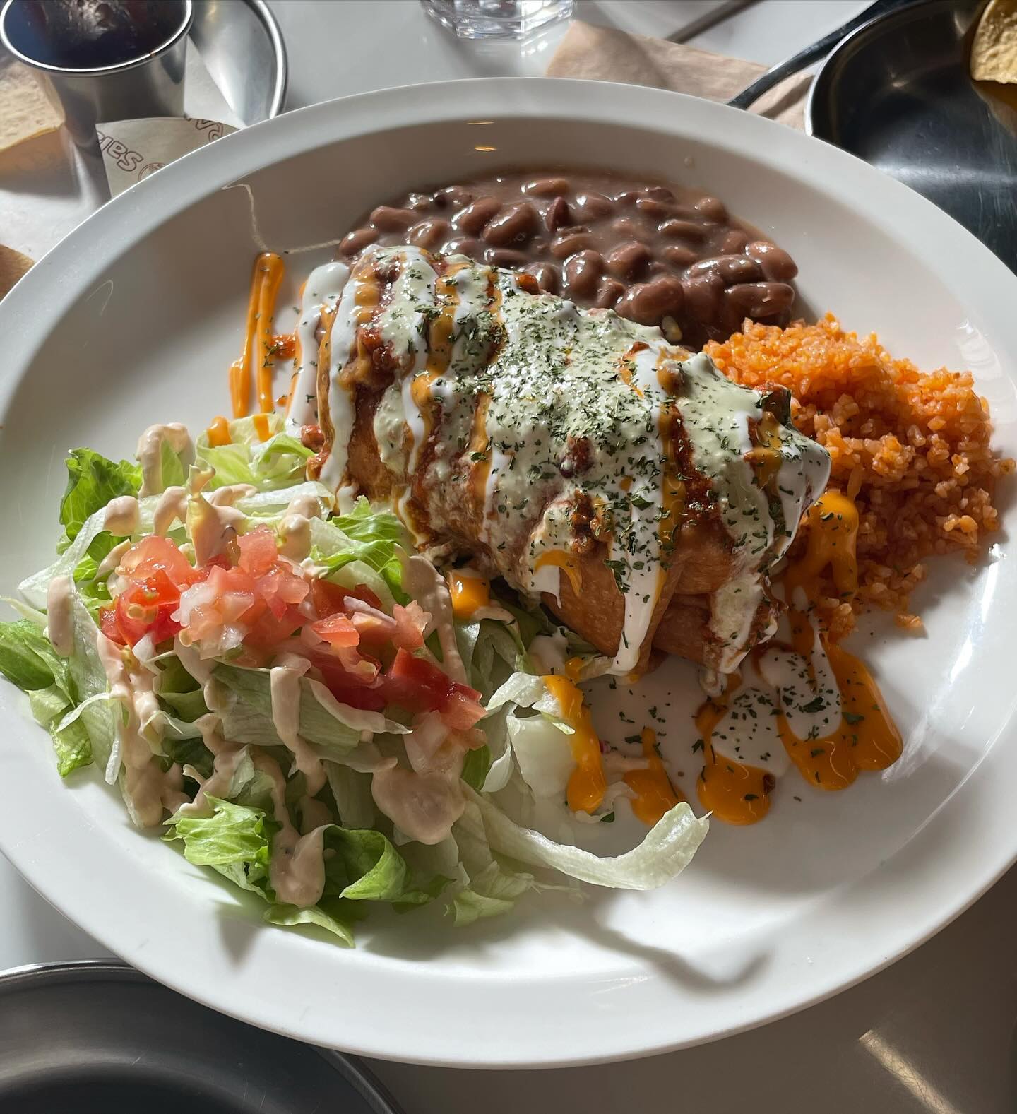 #협찬 [40번째 식탁] 샐러드로우앤타코
: 멕시코 향기 폴폴 풍기는 타코&샐러드 맛집

사가정역에 위치한 #샐러드로우앤타코 에 다녀왔습니다.🍻🍻

=menu=
치미창가 비프 14,500원
크리스피 더블 타코 쉬림프 12,000원
그릴드 목살 샐러드 로우 9,000원
에이드세트 (에이드+나초) 5,000원
================

멕시코하면 타코, 타코 하면 멕시코죠 그런 멕시코향기 폴폴 풍기는 타코집이 있다해서 다녀왔습니다!

매장안은 깔끔하며 분위기가 좋아 데이트장소로도 손색이 없었습니다.

저희는 치마창가 비프를 시켰는데 또띠아에 고기,치즈,양파,소스 등을 넣어 튀겨낸 요리라고 해요 부리또를 튀긴 느낌? 이었어요

안에 바삭한 또띠아 안에 촉촉한 고기와 치즈, 재료들이 있었고 함께 나오는 밥과 콩을 곁들여 먹으니 좋더라구요 맛있었습니다👍👍

타코는 더블 타코였는데 그래서 이중으로 겉은 부드러운 또띠아와 안은 바삭한 또띠아로 되어있었어요

샐러드와 새우의 조합이 너무 맛있고 식감이 너무 재밌더라구요 맛은 살짝 매콤하니 좋았어요😍

샐러드는 간장양념으로 구운 목살에 여러가지 야채 그리고 계란이 올라가있었어요 느끼할때쯤 먹으면 좋았습니다⁉️

샐러드 소스는 어리엔탈,흑임자, 발사믹 , 망고, 유자가 있었고 저희는 흑임자로 먹었어요

마실거는 에이드 나초 세트를 시켰는데 에이드 종류는 핑크구아바랑 샤인머스켓이 있었고 나초랑 소스 그리고 에이드가 같이 나왔습니다

타코가 땡긴다⁉️ 앞으로 여기로 종종 방문할거 같습니다

===============================
🚘 서울 중랑구 사가정로 405 1층 트라타
⏰ 매일 11:00 - 22:00 (BT 15:00 - 17:00)
 21:30 라스트오더

#협찬 #트라타 #샐러드로우앤트라타 #사가정맛집 #멕시칸음식 #멕시코음식#부리또 #사가정샐러드 #면목동맛집 #면목동샐러드#타코 #맛집추천#맛집스타그램#먹스타그램#먹스타#먹스타맞팔#맛집탐방#맛집투어#맛집#먹팔#먹맞팔#먹팔환영#먹팔해요