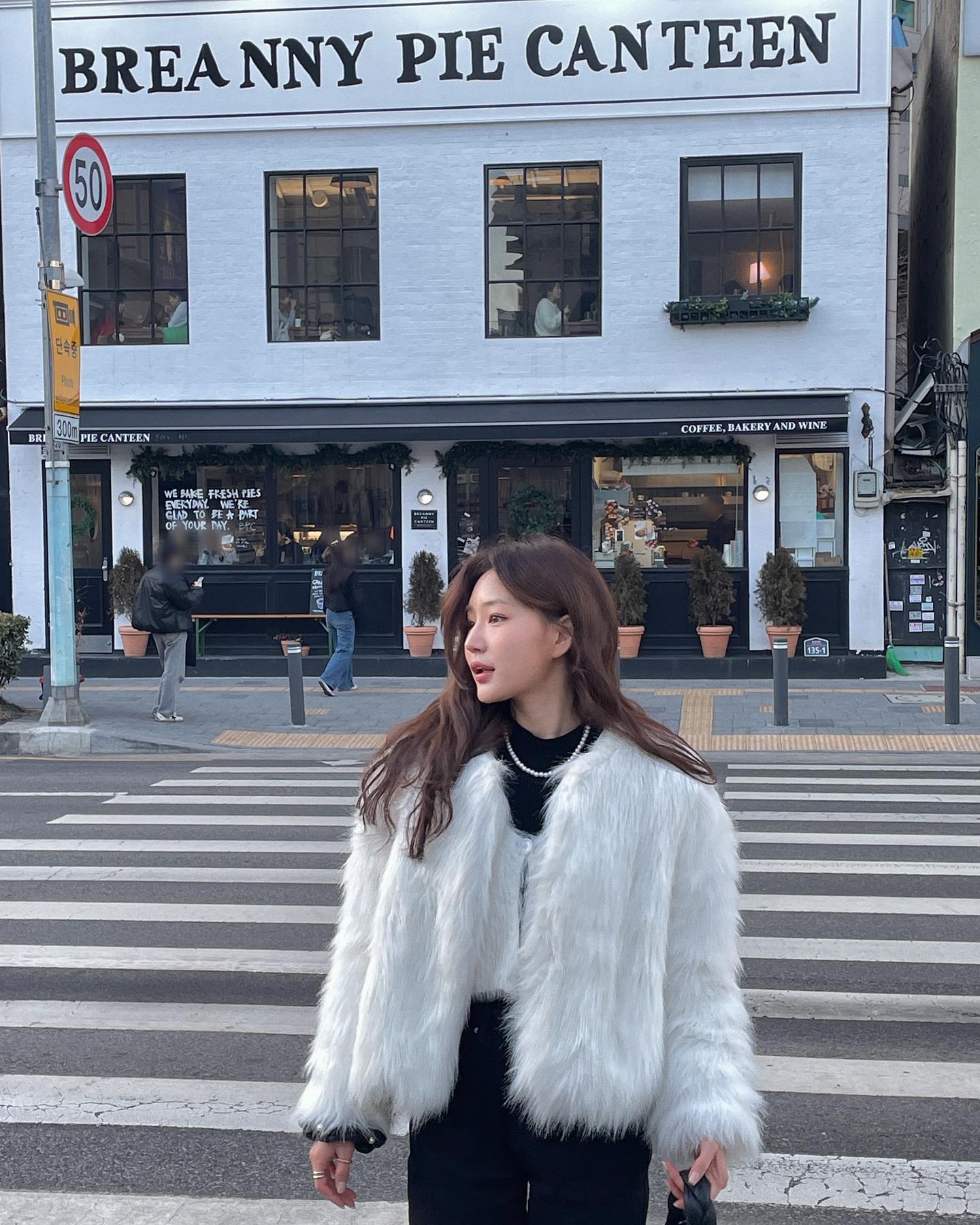 가보고싶던 파이집 와서 신나게 뽀글머리 하고 ⊹꒰ ⑅·͈·̮·͈꒱ ♡⊹ 파이는 기대만큼 맛있구 딸기초코케이크도 넘맛..🐩🍓 종류별로 다 먹어보고 싶은 맛이네 🖤