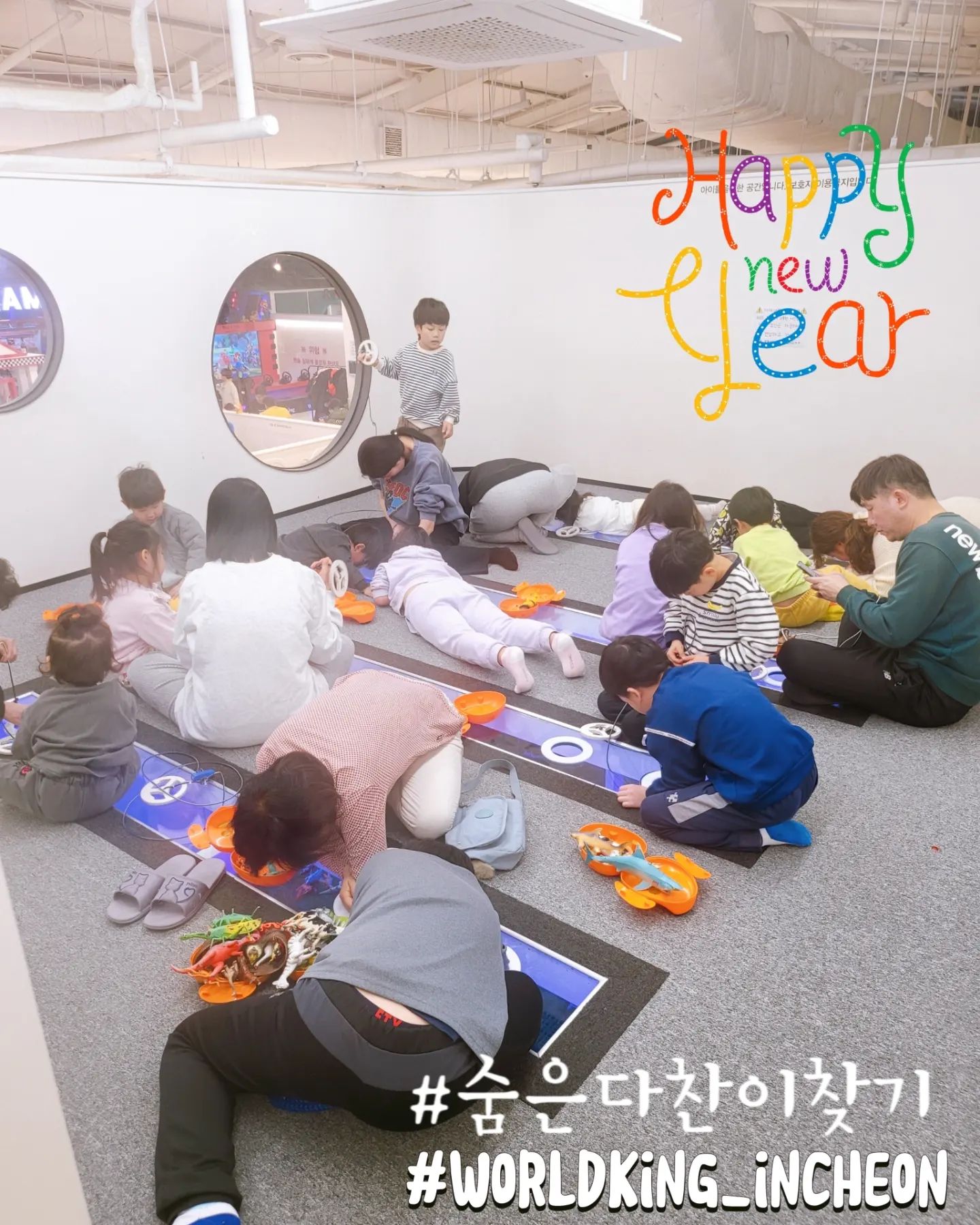 한 피드에 다 담을 수 없는 #월드킹인천점 #내돈내산 #숨은다찬이찾기
다찬이🧒를 제일 먼저 찾으신분께 👉👉👉커피를 쏩니다~~

아이셋 데리고 키즈카페 가는거 쉽지않은 일이라는 거 아시죠?
각기다른 취향 덕에 이리저리 쫓아다녀야하는 엄마
제 성격상 한번 자리잡으면 하루 다 쓰고 와야하는데 세명+보호자 + 간식
십만원은 기본으로 넘어갑니다ㅋㅋㅋㅋ 

🟥🟧🟨🟩🟦🟪🟥🟧🟨🟩🟦🟪🟥🟧🟨🟩🟦🟪🟥🟧🟨🟩🟦🟪

오늘 #월드킹키즈카페 무제한 이용 금액
아이셋 + 보호자 입장료 = 21,000×3 + 7,000 = 70,000

이정도면 비슷한거 아니냐고 하시겠죠?
하지만 이곳의 모든 게임기를 무료로 이용할 수 있다는거!
탱탱볼 젤리 카라멜 지구젤리 멘토스 등 
각종 간식도 코인받아서 뽑아먹을 수 있다는거!
안마의자도 무료! 

✔️다양한 연령대가 즐길수 있고 (단 150cm 이상 어린이 입장불가)
✔️엄마아빠가 더 즐기고 계심ㅋㅋ
✔️코인은 사냥터에서 사냥해서 무한으로 얻을 수 있고
✔️현금,계좌이체시 코인10개, 영수증리뷰 10개, 인스타게시 10개
✔️화장실 안에 있고, 음료 저렴(1500~2000원)하고
✔️보호자 입장료에 음료 한잔 포함

더 설명하고 싶은데 애들이 불러서 여기까지
월드킹인천점이 궁금하시면 당장ㄱㄱ 하세요.
주말이지만 사람많지만 아이들 충분히잘 놀 수 있습니다.

🟪🟦🟩🟨🟧🟥🟪🟦🟩🟨🟧🟥🟪🟦🟩🟨🟧🟥🟪🟦🟩🟨🟧🟥

새해가 되기전 안좋은 일이 생겨 많이 위축되어있었는데
털고 이겨내려고 해요.
엄마인 제가 웃고 힘내야 애들도 행복하더라구요~
애들 데리고 어디가는거 사치다 라는 동굴에 갇혀 힘들었는데
오늘 오길 잘했네요^^ 아빠 없이도 엄마 혼자 아이셋 키즈카페 가능합니다

#키즈카페 #서구키즈카페 #월드킹 #월드킹인천점 #월드킹키즈카페
#인천무제한키즈카페 #인천무제한키카