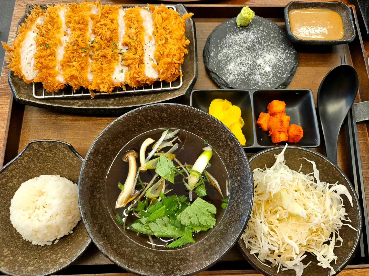 #협찬 #리뷰노트 [신중동 우동 돈카츠 맛집, 동심]
🎈 경기 부천시 소향로 241, 110호
🚗 주차가능

돈카츠는 말해뭐해'◡'
고기는 두툼하니 바삭바삭 튀겨져서 맛있어요.
우동맛집으로 알고왔는데 돈카츠맛집이였나요🧡
카레우동은 깊고 진한 카레와 우동면이 잘 어울려져서
맛있고 자가제면 우동면으로 쫄깃쫄깃하고 식감이 더 좋아요!
🌟1인1메뉴 주문시, 면 리필 무료제공◕‿◕

✔️돈카츠 단품 11,000원
✔️카레우동  9,500원

#신중동역맛집 #신중동역밥집 #부천우동 #동심