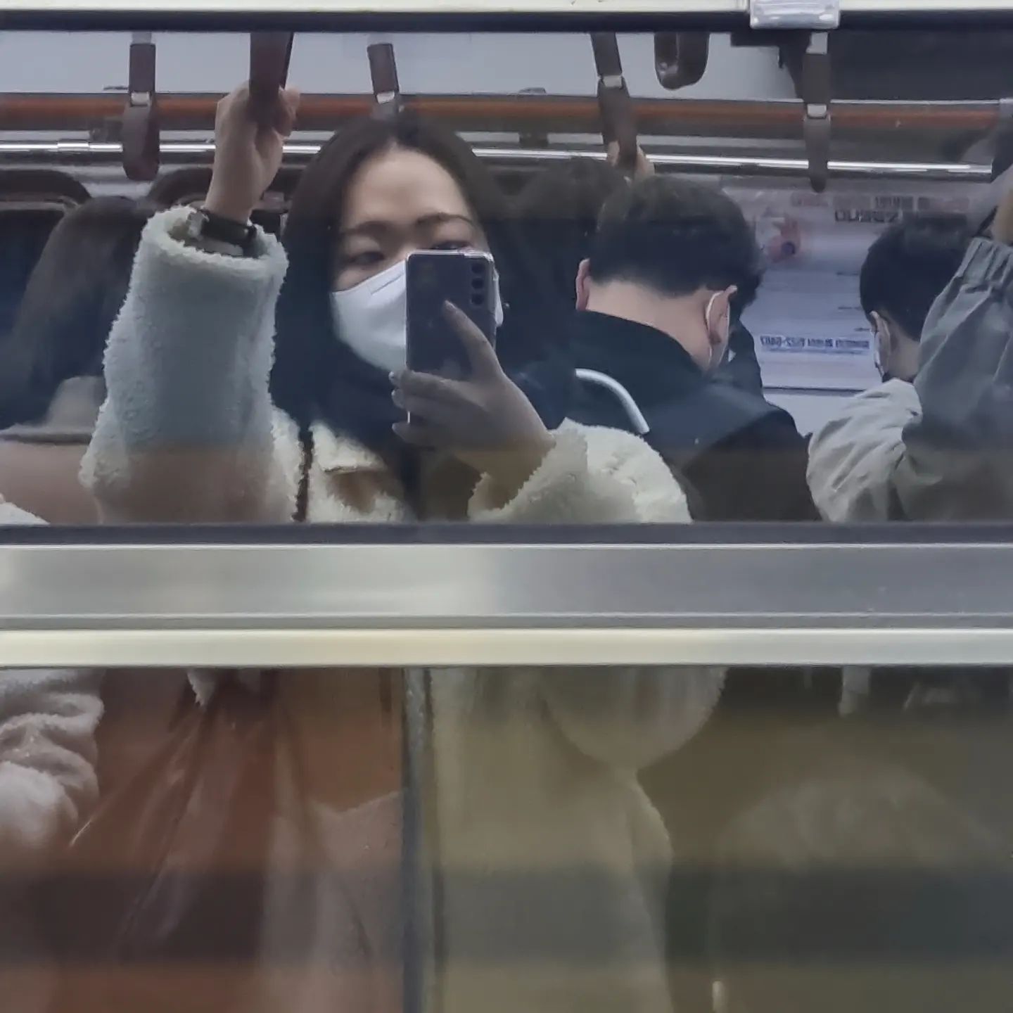 이거 언제 찍은건지 모르겠는데, 아마 작년 11월 말 즈음이 아닐까 싶다. 멀쩡하게 두 다리로 잘 서있는 저 시절 나는 아마 학교마치고 집 가는 길 아니었을까? 그랬겠지, 뭐. 이 사진보는데 이게 딱 형언되진 않은데, 이상한 그리움과 애잔함따위가 느껴진다. 왜지? 나 불쌍했나?그렇게 불쌍...했네. 대학 5년동안 잠을 제대로 잔 적이 드물었으니까. 나 왜 그렇게 살았지? 라는 생각이 그렇게 든다. 정작 광고를 하고 있지도 않고, 나는 내 할 일 잘 하면서 지금 이 상황에서도 계약서를 하나하나 세어야 할 정도로 갖고 있는데 말이다. 상담받으러 다닐 때 선생님이 하신 말씀이 떠오른다. "소혜씨, 그러다 끊어져서 진짜 아무것도 못하게 되는 수가 생겨요." 라고 하셨는데, 기어이 난 아무것도 못하게 되었고 침상에 누운 동안 몇 달을 힘들게 살았다. 취업은 커녕 취준도 제대로 못할 정도로 약해졌고 나 스스로가 나약해졌다는 생각이 절로 들었다. 근데 뭐 우연이든 아니든 신은 인간에게 언제고 기회를 준다 했고, 그 기회가 좀 갑작스럽게 오긴 했지만 뭐 그래도 주신게 어디야. 그냥 지나칠 수 있는데, 준거일거 아니야. 열심히 살아야지. 열심히.