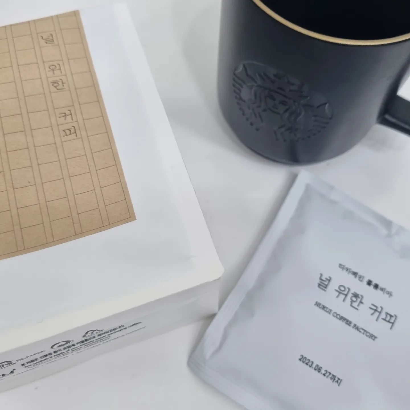 nukuicoffeefactory
#협찬 업체로부터 제공받은 제품입니다

☕️ 누쿠이 널 위한 커피 디카페인 커피

커피를 좋아하는데 카페인 때문에 자유롭게 마시지 못하는 분들은 디카페인 커피를 많이 드시던데
개인적으로 디카페인 커피는 일반 커피보다 맛이 못해서 안마시게 되던데 널 위한 커피 디카페인은 향과 맛이 좋네요.

확실히 디카페인이라 커피가 부드러운 것 같고 부담없이 한잔하기에 좋네요.

널 위한 커피 1봉 1잔 기준으로 카페인 0.016mg
일반 프렌차이즈 커피 한잔 카페인은 about 150mg
비교하면 거의 없다고 생각해도 될 정도네요.

요즘 공방 이전을 위해서 셀프인테리어 중인데 나중에 공사 완료하고 오픈을 하게 되면 주변에 이사 선물 겸 주변 지인 답례품으로 커피를 하고 싶은데 
카페인이 민감하신 사람도 많고 임산부도 좀 있어서 디카페인 커피를 하면 좋을 것 같네요.

> 향 & 맛
디카페인 커피는 아무래도 보통 커피에 비해서 향과 맛이 못한데 누쿠이 널 위한 커피는 질소로 개별포장이 되어 있어서 그런지
뜯어보니 커피향이 진하게 잘 유지되어 있고 물에 우려도 밋밋하지 않고 풍미와 맛이 살아있어요.

개인적으로 산미나는 원두보다는 묵직하고 다크한 원두를 좋아하는데 산미도 약하고 쓰지 않고 부드럽게 밸런스가 잘 잡혀있네요.
특히 향이 좋은데 군밤향이 느껴지면서 고소한 향이 좋아요.

　
　
⭐️ 널 위한 커피원두
원산지 - 멕시고 CHIAPAS
재배고도 - 700 ~ 1.300m
종류 - 콜롬비아 수프리모 HG 
품종 - Caturra / Various
가공방식 - 마운틴 워터
로스팅포인트 - Full city
사탕수수의 달콤함, 군밤향, 견과류의 고소함
　
　
　
🔥 카페인 권장량 ( 널 위한 커피 카페인 0.016mg )
성인 카페인 권장량 : 식품의약품안전처 400mg/일
임산부 하루 카페인 섭취 권고량
 - 세계보건기구(WHO) : 300mg이하 // 미국 산부인과협회(ACOG) : 200mg미만

🏷 카페인을 97% 이상 제거한 부드럽고 고소한 커피
🏷 티카페인 콜롬비아 커피 티백
🏷 질소포장으로 원두의 맛과 향을 보존
　
　
#누쿠이 #널위한커피 #디카페인 #디카페인커피 #디카페인티백 #커피티백 #티백커피 #커피선물 #커피선물세트 #커피답례품 #임산부커피 #임산부선물 #디카페인드립백 #카페인없는커피 #coffee #콜롬비아커피 #수프리모 #먹스타 #먹스타그램 #요리 #food #선팔 #맞팔 #선팔맞팔 #먹팔