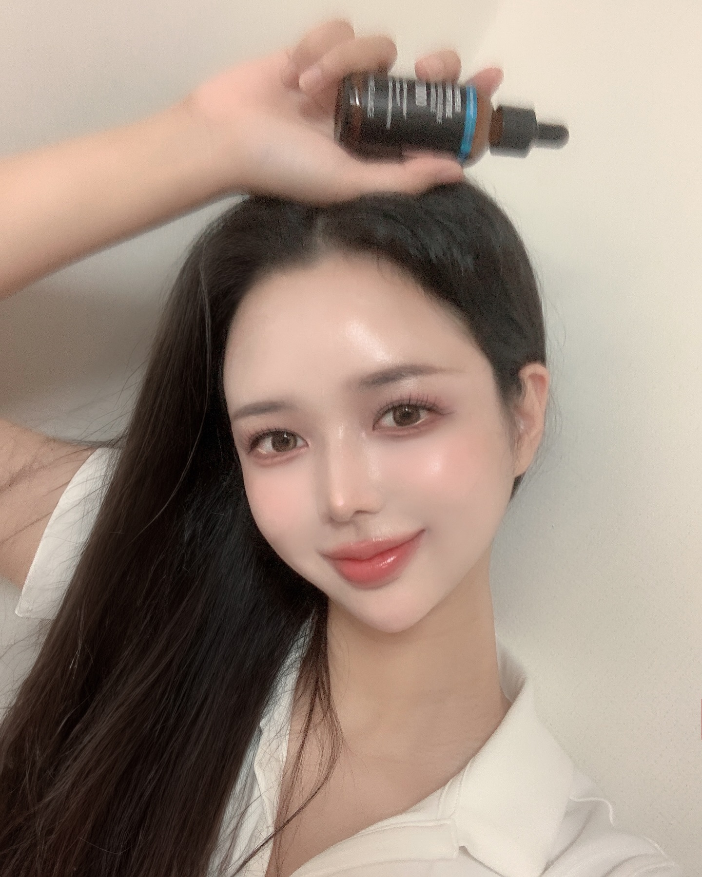 #광고

웰라쥬 하이퍼 펩타이드 보툴리들 앰플로 요새 꾸준하게 관리하고 있는데 소개해드리고 싶어서 가져왔어용! 웰라쥬 하이퍼 펩타이드 보툴리들 앰플은 모공관리템으로 잘 쓰고 있는데요, 보툴리들과 더불어 특허 받은 보툴펩타이드가 메인 성분이라 그런지 항노화와 모공 케어에 포커스를 많이 맞춘 제품입니다. 모공 탄력과 더불어 화장할 때도 모공 끼임이나 부각이 드라마틱하게 줄어들어 항상 잘 사용하고 있답니다. 리들 앰플이지만 저자극 제품이라 데일리로 사용하기에도 좋고, 느슨 해진 모공 입구, 힘 없는 모공 볼륨이나 울퉁불퉁해진 모공결 고민이셨던 분들에게는 웰라쥬 하이퍼 펩타이드 보툴리들 앰플 추천 드려요!

#15그램 #15그램뷰티 #15그래머 #웰라쥬 #펩타이드앰플 #보툴리들앰플 #모공PT앰플 #모공앰플 #모공관리 #모공케어 #탄력앰플 #모공탄력
wellage.official