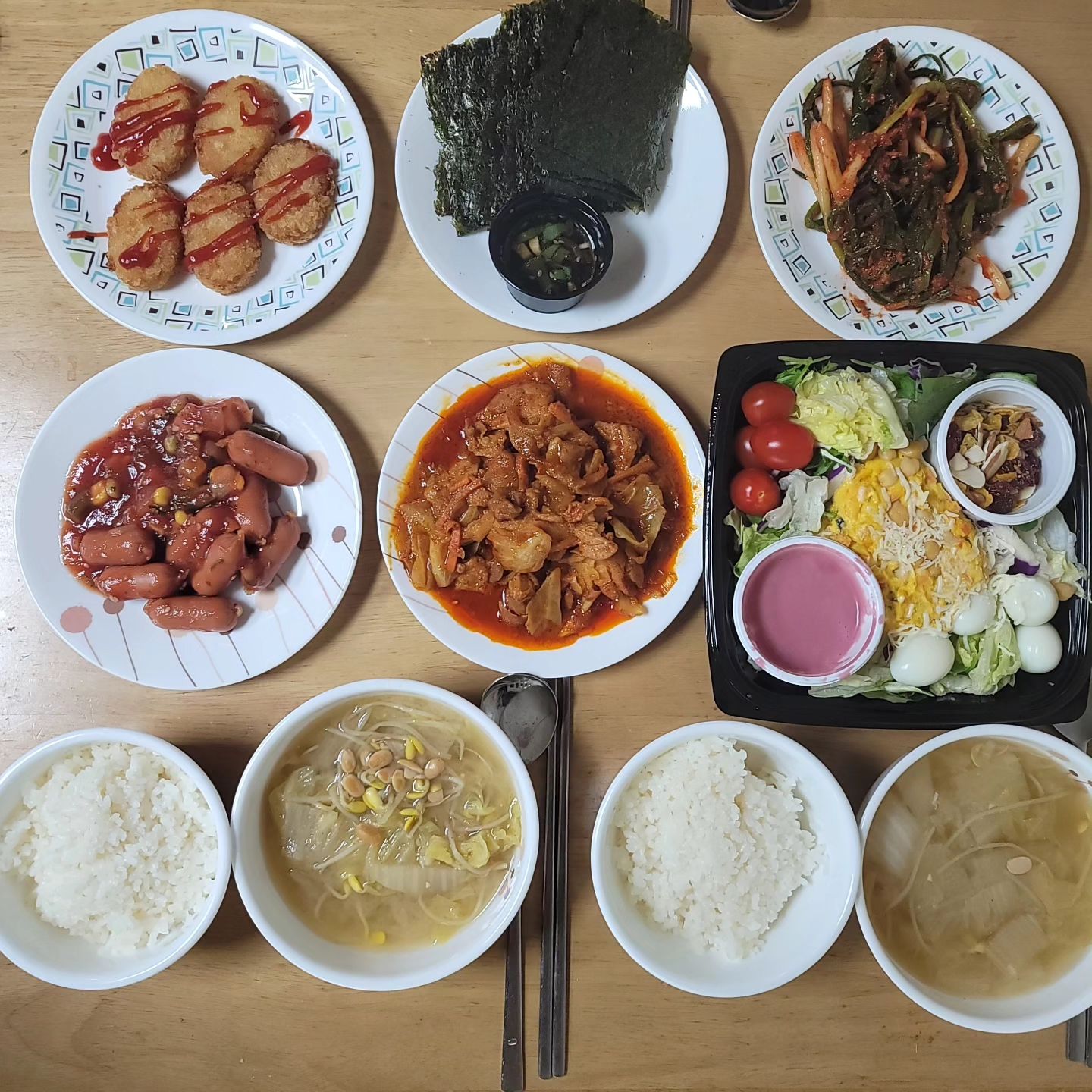 #협찬
#리뷰노트
동탄에서 15년째 새벽에 반찬배송을 하고 있는 일출찬.
⠀
국 1종+반찬 4종이 13,000원이며,
제가 받아 본 날은 된장으로 구수한 맛을 낸 배추국과
반조리 닭갈비,비엔나케찹조림,크로켓,파래김과 양념장이고,
이 날의 샐러드 메뉴 단호박&블루베리였어요
⠀
샐러드는 1팩에 6천원인데 단독배송은 불가하고 반찬과 합배송만 가능합니다.
요즘 야채들 가격이 많이 올랐는데 채소도 가득하고
여러 견과류와 콘프라이크등이 있어가 있어 식감도 다양하며
식사대용으로 하기에 포만감이 좋습니다.
⠀
반찬의 구성도 좋고,음식 간도 적당한 편입니다.
가성비있는 금액대에 양도 넉넉하게 담아주는 편이라
4명 한끼식사하고 조금 남아 다음날도 또 먹었어요.
⠀
배달지역 동탄1,동탄2,오산,병점,세교
매일 아침 7시 30분전에 배달 됩니다.
문의 010-6257-1782
⠀
⠀
#동탄새벽반찬배달 #동탄샐러드배달
#병점새벽반찬배달 #병점샐러드배달
#오산세교새벽반찬배달 #오산세교샐러드배달