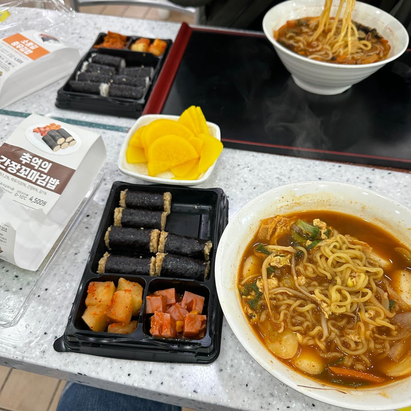 망한 리뷰
#칠곡휴게소

그저그런 라면에
추억의 김밥?

누구 추억이냐...
혼자 간직해라.....

#망한음식#후게소#실패
#메뉴실패#실망#먹스타그램
#아쉽다그램#실패다
#먹스타그램#솔직리뷰