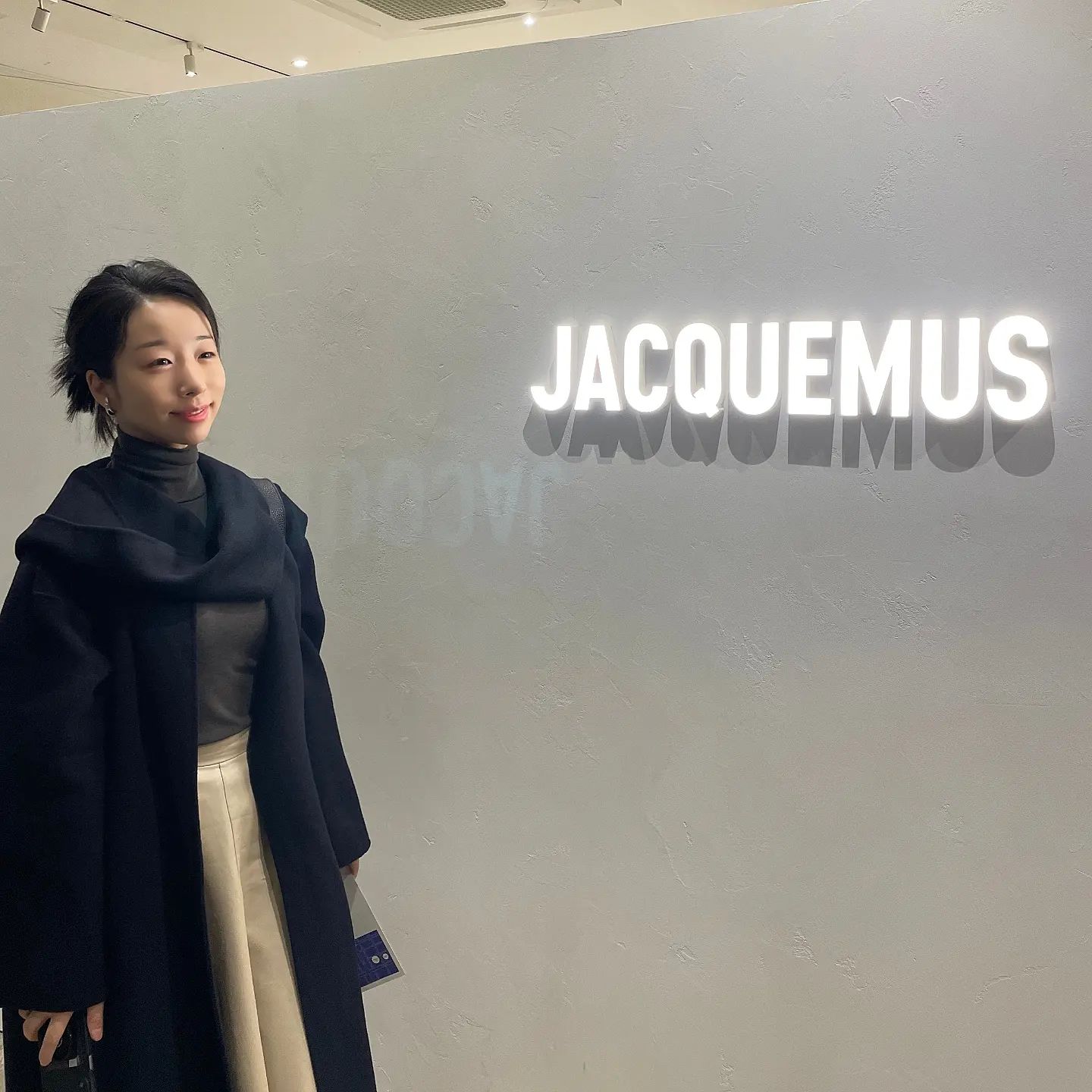 서로 요래저래 찍어주기 바쁘고
단톡방 터질거 같은 사진들 (다들 용량 괜챠나??)
내가 담아내지 못하는 앞 뒤 옆 각도의 사진들이 막 나오고
너무 웃겨서 사진들이 다 히죽히죽 거리고 있다☺️
#자크뮈스성수#jacquemus