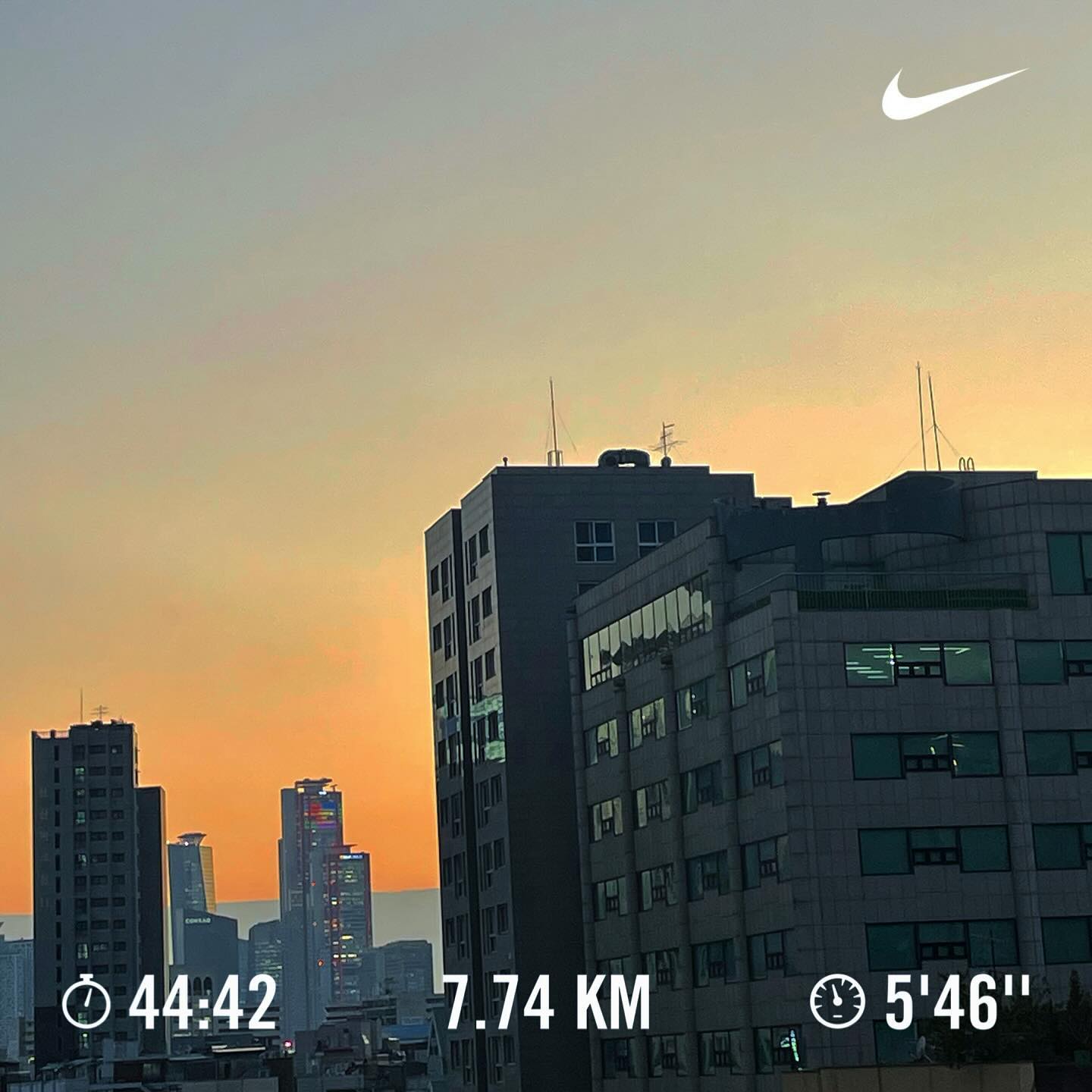 러닝 모임 사람들 너무 잘달려서 후발주자로 열심히 뛰었다 🏃‍♀️🏃‍♀️🏃‍♀️ 다음엔 꼭 따라간다 💪💪💪