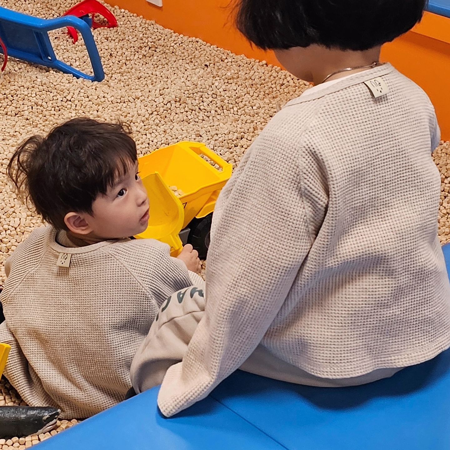 간만에 셋이 모여서 잘~~~ 놀아따 🥹🩷🤍

오늘 셋다 리마클로룩으로 맞춰입구옴🍀💚

또리 와플세트 진해집으로 시켜서
못입구 온거 넘나 아수워,, 😭

심플모던정석 리마클로💚💚💚

.

➰시호
[리마클로] 반팔, 셋업(바지),와플가디건,양말 🖤🤍

➰떠주니
[리마클로] 반팔, 골지레깅스,와플가디건 🤍❤

➰또리
[리마클로] 클래식티, 조끼, 양말 🖤🤍

.

🍀🐰limaclo_korea 
#내돈내산 #찐후기 #아기옷 #ootd #육아일상