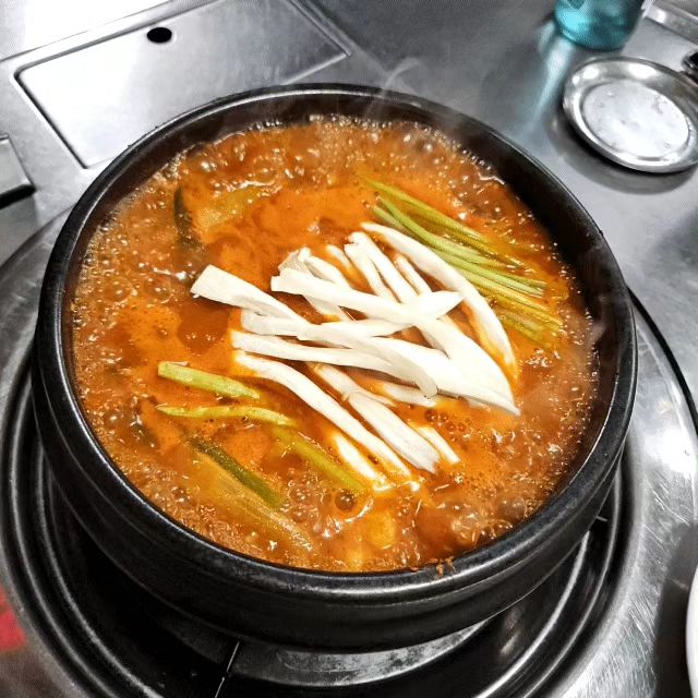 신경쓰이던 일이 해결되던날!!
이럴땐 풀어줘야지! 하면서 짜글이 뿌시러
#쌍둥숯불 
짜글짜글 즐기고 아쉬우니 생맥으로 마무릐~
배터질뻔.....ㅎㅎ
-
새로운일도 시작했으니.. 잘 해보쟈!!!💪
-
#날이추워짐 #열심히해볼게요 #홍보 #소통해요 #신이나는 #충주맛집