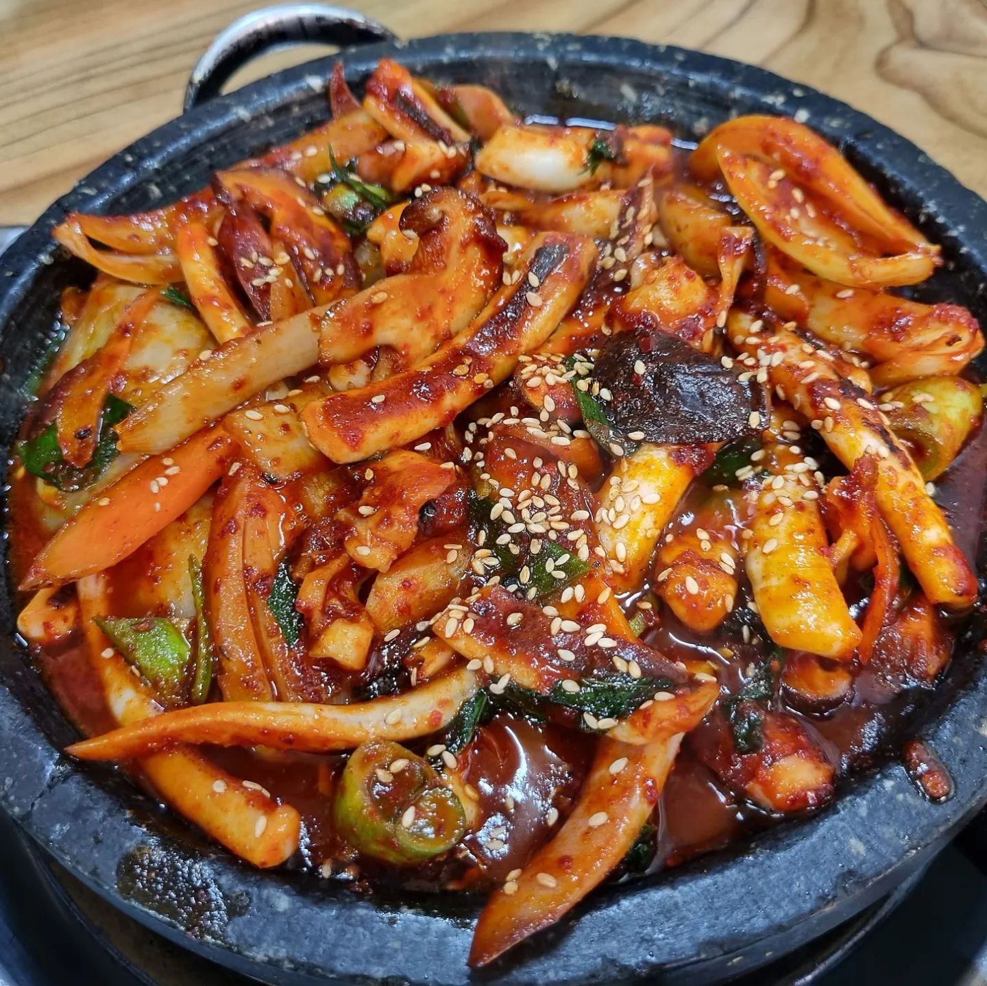 #협찬#구미한식집#임은동맛집
아까먹고또먹고에 오징어볶음을 먹으러 갔어요

상모사곡맛집인 아까먹고또먹고는 로컬식당맛집으로 엄마께서 해주시는 진짜 집밥 같은 느낌의 식당이에요

반찬 종류도 다양하고 먹다 모자르면 셀프코너에서 덜어서 먹을 수 있고 식사 전후에 누룽지 숭늉도 덜어 먹을 수 있어요

오징어볶음은 큼직하고 오동통해 식감이 좋아요
양념소스와 오징어를 흰밥에 쓱쓱 비벼서 먹으면 진짜 밥도둑이에요

✔️ 주소 - 경북 구미시 임은길14 아까먹고또먹고

✔️ 운영시간 - 월, 화, 수, 목, 금 10:00 ~ 23:00

  일 17:00 ~ 22:00

  브레이크타임 - 14:00 ~ 17:00

✔️ 휴무 - 매달 3번째 일요일 정기 휴무

✔️ 📞 054-461-0995

ㅡ 이 글은 디너의 여왕을 통해 본 업체에서 제품 또는 서비스를 제공받아 솔직하게 작성하였습니다 ㅡ

#상모사곡맛집#구미맛집#임은동만집#아까먹고또먹고#구미아까먹고또먹고#오징어볶음#로컬맛집#집밥같은식당#밥도둑#디너의여왕