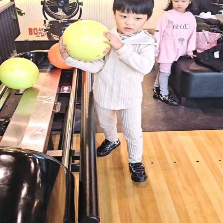#오늘은뭐하고놀지 
#볼링하고놀지

1게임에는 몸풀기
2게임부터 진짜다!!

#아이와함께
#볼링재밌지모야
