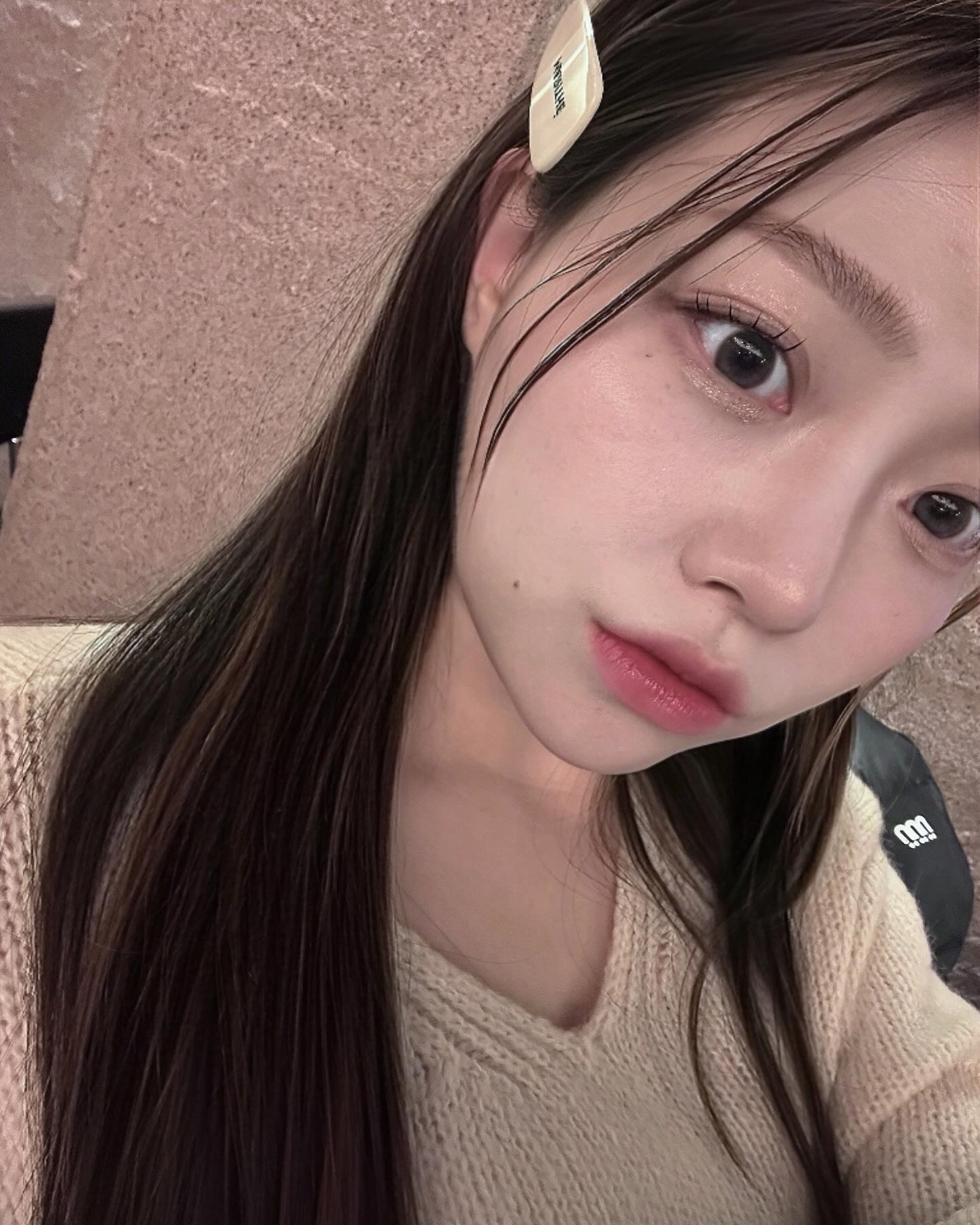 #광고 찾았다 착용감 편한 투톤렌즈🩶🤎

그레이렌즈 좋아하는데 특유의 푸른빛 나는거 싫어서 
까다롭게 고르는편이에요. 투톤은 처음인데 
이렇게 자연스럽게 분위기가 달라지는 느낌 너무 신기하자냐,,

오묘해서 더 좋아요 🫶🏻 개인적으로는 데이무드가 더 자연스러워서 예뻤고
블러링은 눈이 더 영롱한 느낌임!! 눈이 아주 또렷해보여요.

수분함유량이 높고 얇아서 안구건조증이 있는데도 촉촉하고 착용감이편해서 장시간 착용에도 아주 좋았어요 +_+ 

✔️데이무드 그레이 직경 13.3mm 수분함유량 43%
✔️블  러  링 그레이 직경 13.2mm 수분함유량 48%

#오로라렌즈 #한달렌즈 #그레이렌즈 #써클렌즈 #학생렌즈 #그라데이션렌즈 #컬러렌즈 #렌즈추천 #투톤렌즈