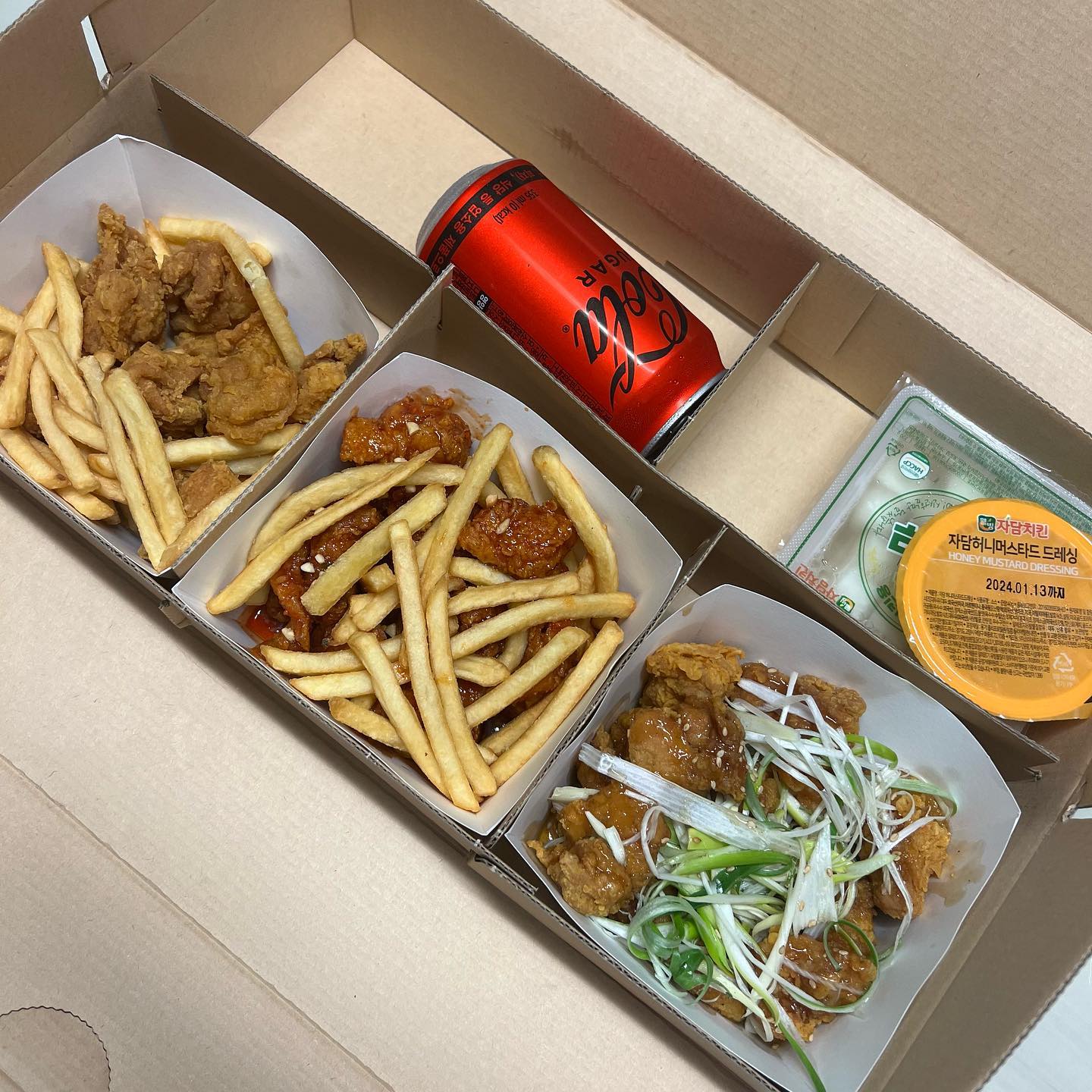 📌 청량리 자담치킨
- 3반순살치킨세트 32,0
 배달팁 3,5

후라이드, 양념, 파닭 반반반 세트
양이 너무 조금이라 놀래미
파 무슨일이햐 😅
후기 사진이랑 너무 다른 거 아니냐고
그래도 무난하게 먹었댜 🙃
⠀⠀⠀⠀⠀⠀⠀⠀⠀⠀⠀⠀⠀⠀⠀⠀
⠀⠀⠀⠀⠀⠀⠀⠀⠀⠀⠀⠀⠀⠀⠀⠀
#청량리 #회기 #자담치킨 #야식 
#치킨 #치맥 #먹팔 #먹부림 
#onthetable #foodblogger #foodlover