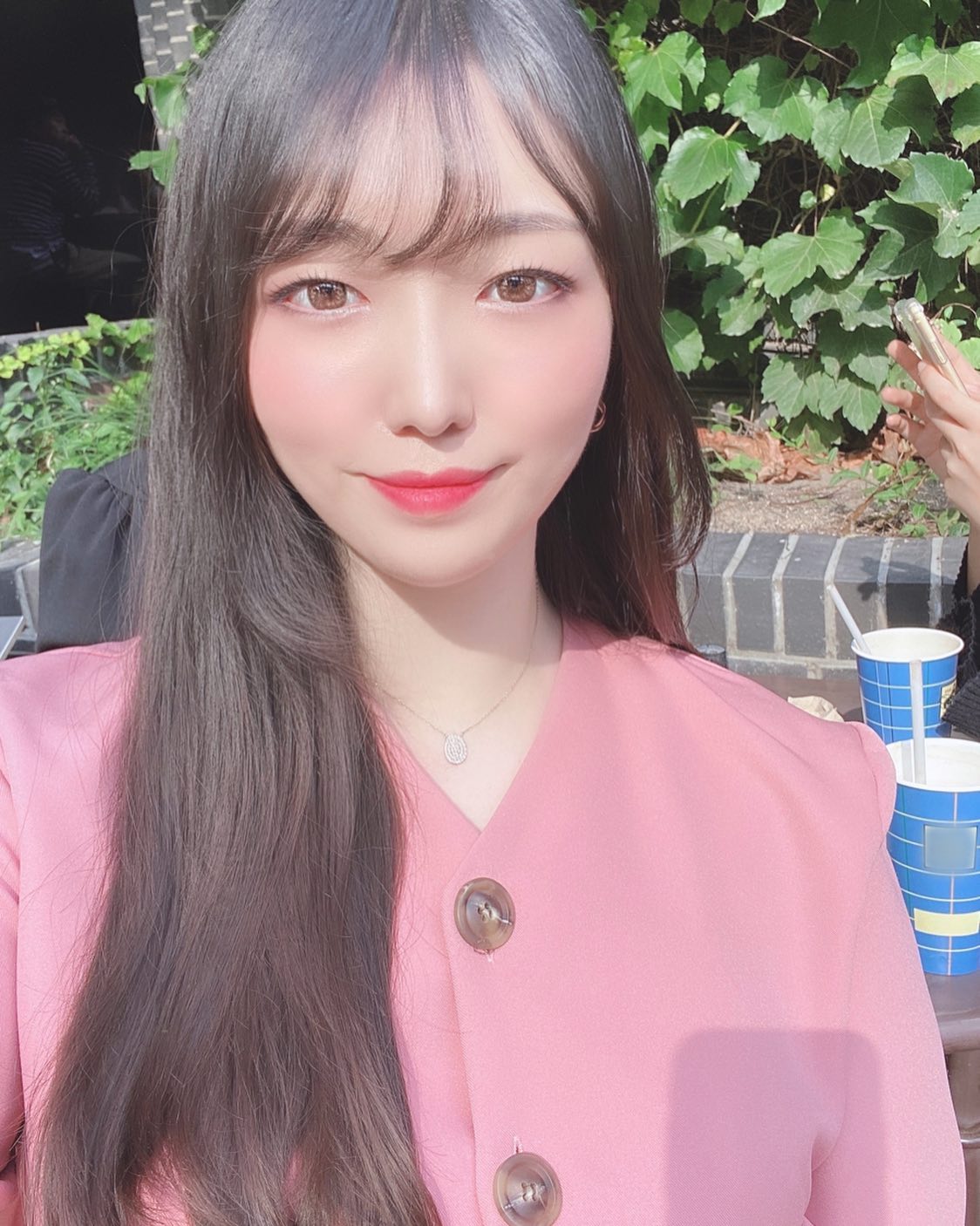#근황
회사가 집에서 역대급으로 멀어지면서 출퇴근 시간만 왕복 5시간,, 평일에는 누굴 만날 시간도 없고 운동도 겨우 한다. 주말도 예전처럼 누굴 만나서 재밌는 시간을 보내는 것 보다는 차분한 만남이나 조용히 쉬는걸 더 선호하게 되어서 (Mbti E 100% 나온건 함정;) 본의아니게 좋아하던 사람들을 많이 못 보며 살아가고 있는데 이제 앞으로 더 그럴일만 남았겠지만 나의 마음에는 늘 보고싶은 그대들 역시 남아있다는 것 🫶🏻 이번주도 수고 많았다 샐리~~~🥰