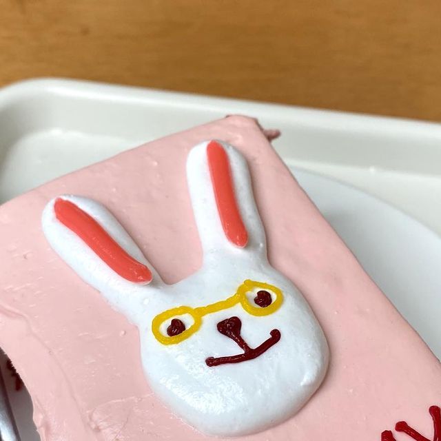 찌니💌 on Instagram: "너무 귀여워서 홀린듯이 들어갔던 카페! 유럽감성 가득 귀요미 디저트들😋💗"