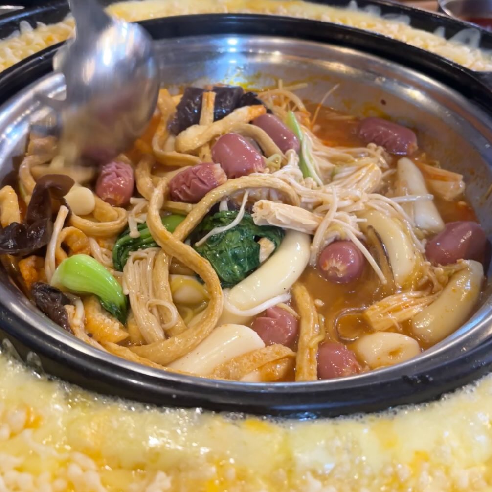 #협찬 
두끼 체인지업! 
두끼 떡볶이에서 마라탕을 무한으로 즐길수있다는 사실 알고계신가요 😳 떡볶이 무한리필도 말이안되지만 마라탕무한리필이라니!! 훠궈집 가는 비용 생각하면 정말 이런 가성비가 또 없어요🤩🤩

냐가 원하는 마라맛을 직접 만들어서 조절가능하니까 마라탕 잘 못먹는 지인분과 갔는데 입문자마라탕 거부감없이 잘 드셔서 좋았어요! 

두끼떡볶이 사직점으로 방문했는데 매장이 깔끔하고 직원분들이 친절하게 설명해주셔서 즐거웠네요 ! 사직 근처에 있으신분들 야구장 갔다가 밥 찾으시는분들 꼭 한번 이용해보시길 추천드려요 🫧

topokki_dookki 

-

#협찬 #두끼 #두끼체인지업 #두끼마라탕 #두끼부산사직점 #부산맛집