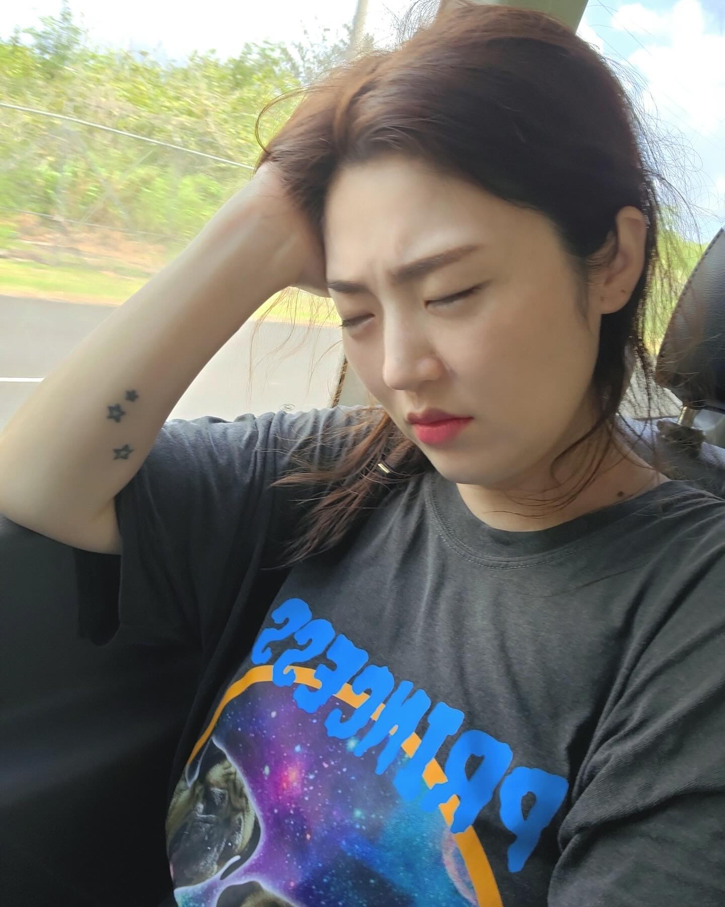 사진은 멀쩡하게 잘놀다가 갑자기 입덧와서 혼자 싸우고있는 나놈ㅋㅋㅋ그리고

1.추워도 너무너무 춥다 
2.간만에 진짜먹고싶은게 생겨서 주문했는데 막상 먹으면 못먹겠다
3.침대에 엎드리면 배에 밥그릇 뒤집어놓은것처럼 이물감이(?)
4.밥하는냄새가 너무 역겨워서 밥통을 치웠다 
5.해산물 모습 ..상상만해도 속이 안좋다 
6.고기가 너무 맛있다 돼지닭은 아니야.. 소고기만 맛있어
7.근데 돈까스 ,탕수육은 먹고싶어
8.쭛쭈가 아파도 너무 아푸다..
9.오래서있으면 내소중이에 추를 매달은거처럼 밑으로 땡긴다
10.뭘먹어도 막 맛있지가 않아서 사는게 재미없다..
11.이모든걸 남편이 매일봐야 내가힘든걸아는데 떨어져있어서 킹받는다..

ㅋㅋㅋㅋㅋㅋㅋ 언제끝나 임신생활.. 왜이렇게 불편하고 안즐거워
선배님들 위로좀 하나씩 …😓

#임신기록 #입덧지옥 #임산부일기 #맘스타그램