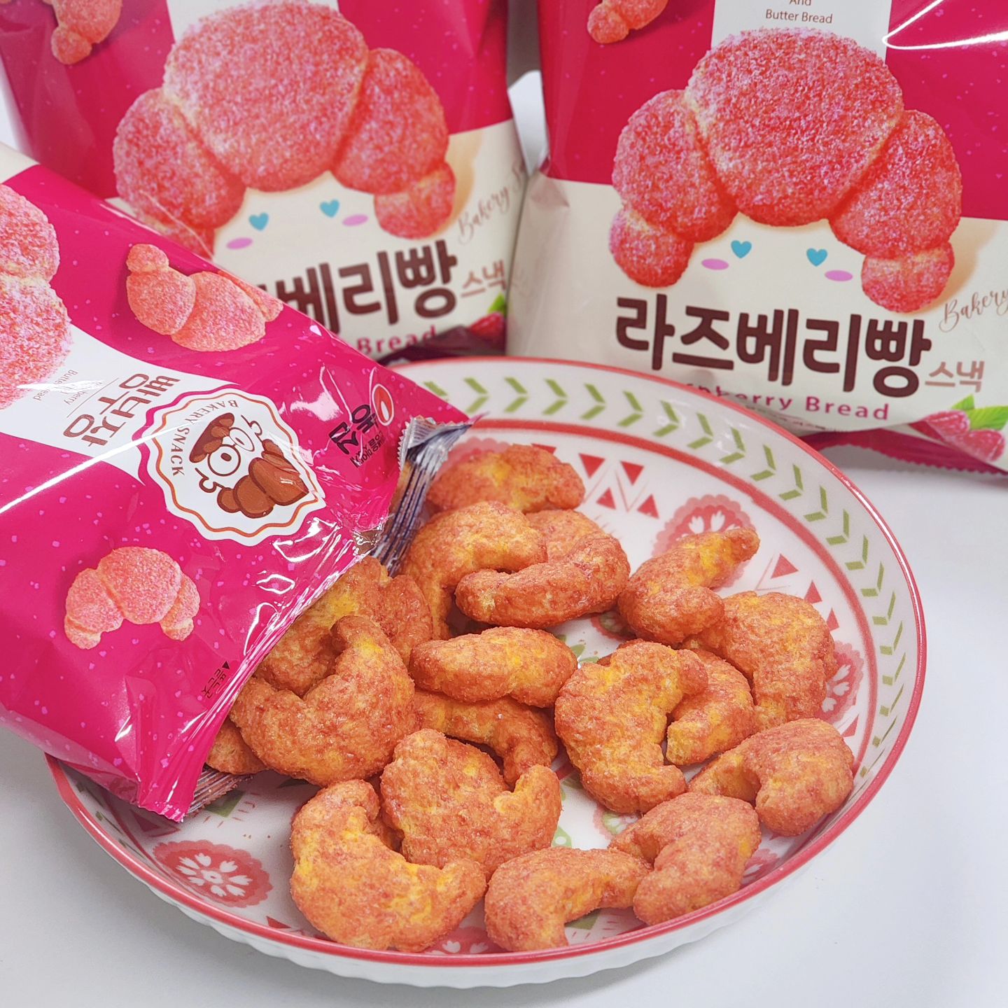 #광고 

#빵부장라즈베리빵 신제품 나왔어요!

크로와상을 닮은 귀여운 모양에 
상큼한 라즈베리 향이 가미되어 
무더운 여름에 참 잘어울리는 스낵이에요!

요즘 #빵부장초코빵 미쳐있었거든요?
신제품 나왔다길래 바로 먹어봤는데 
요즘 농심 왤케 과자 잘 만드는거죠..?

바삭바삭한 식감에 달콤~상큼한 뒷맛이 
질리지 않고 무한대로 들어가요.

고소한 우유와도 궁합이 좋고,
바닐라 아이스크림 위에 올려먹어도 굿!

이제 인기빵 메뉴를 언제, 어디서나 
간편하게 편의점, 마트에서 즐길 수 있어서 넘 좋아요!

초코빵, 소금빵, 라즈베리빵 셋 다 맛있어서 못 고르겠어잉 😋😋
#농심 #빵부장 #크로와상 #과차추천 #라즈베리 #nongshim #신상과자 #스낵추천 #편의점간식 #편의점과자