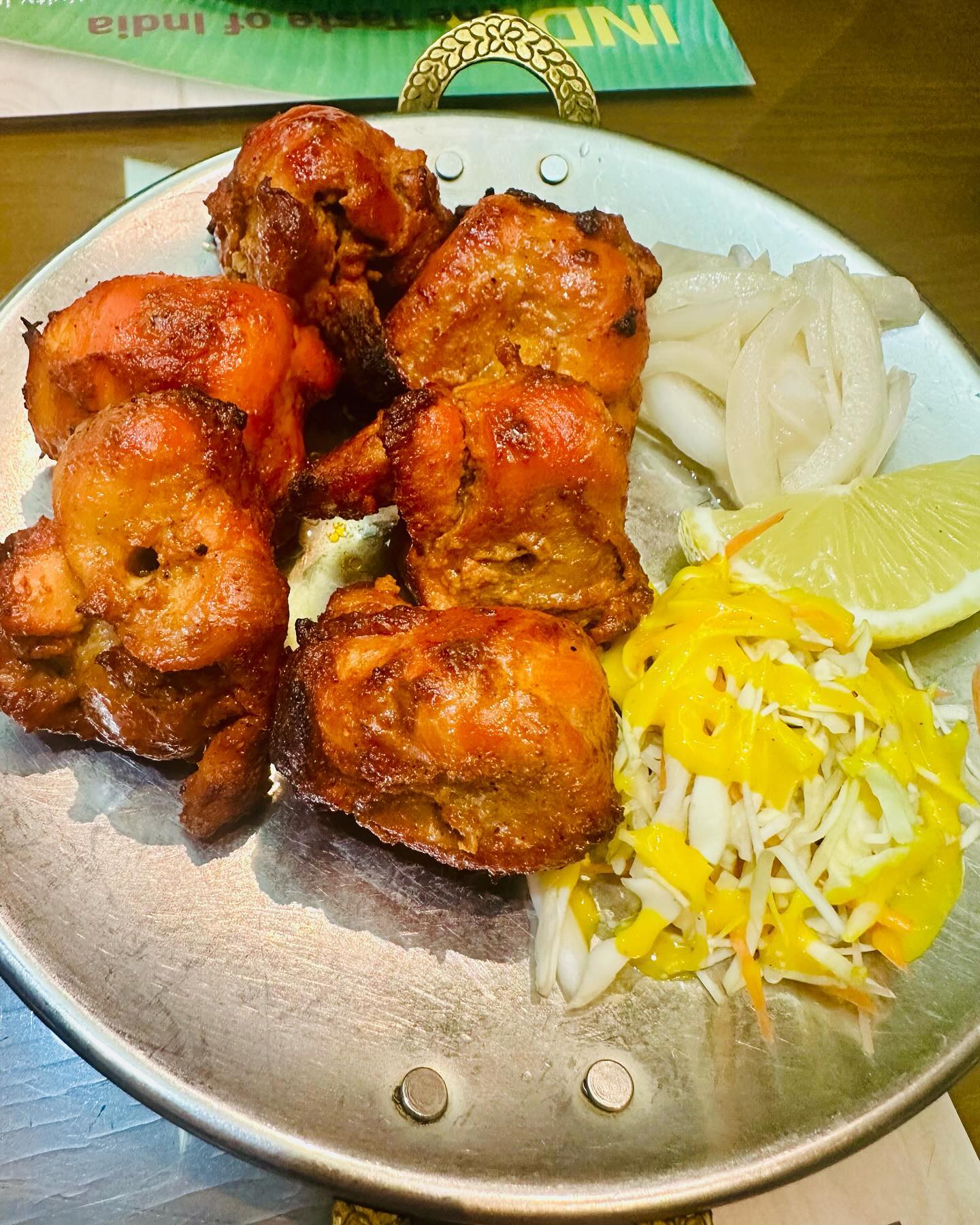 #협찬 커리가 맛있는 사당역 맛집 ’깔리’
현지 느낌이 가득하고 테이블도 많았고 
메뉴도 다양했어요 

저희는 스페셜 A세트를 주문했어요 
구성은 그린샐러드와 , 사모사 , 탄두리치킨 
커리와 난 , 라씨 2잔이에요 

라씨는 플레인과 블루베리 선택가능해서 
각각 주문했고 
그린샐러드는 상큼해서 에피타이저로 좋았어요 

사모사는 인도식 튀김만두인데 
만두 피가 두껍고 바삭해 소스와 함께 찍어먹어야 
너무 잘어울려요 🥹

탄두리치킨은 은은한 불맛이 느껴지고 
커리는 램 반달루 주문했는데 
첫맛은 새콤하고 끝맛이 매콤하고 중독성 있어 
밥이나 난과 함께 곁들여 먹으면 맛있더라구요 

사당 가까운 곳에서 인도요리 전문점
맛있게 즐길 수 있어 너무 좋은 주말이었어요 
다들 좋은하루 보내세요 😍🫶

#깔리 #인도커리 #인도커리맛집 #탄두리치킨 #커리 #사당역맛집 #사당맛집 #사당맛집추천 #먹스타그램 #먹팔 #선팔하면맞팔