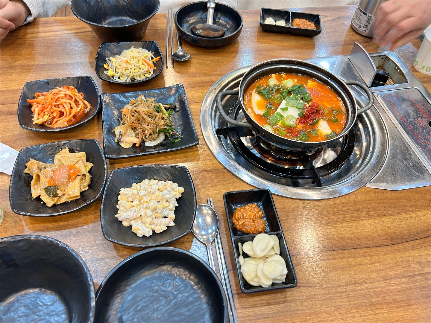 푸짐한 한상차림~~
#오창맛집 #오창두루치기 #풍차두루치기 #맛집